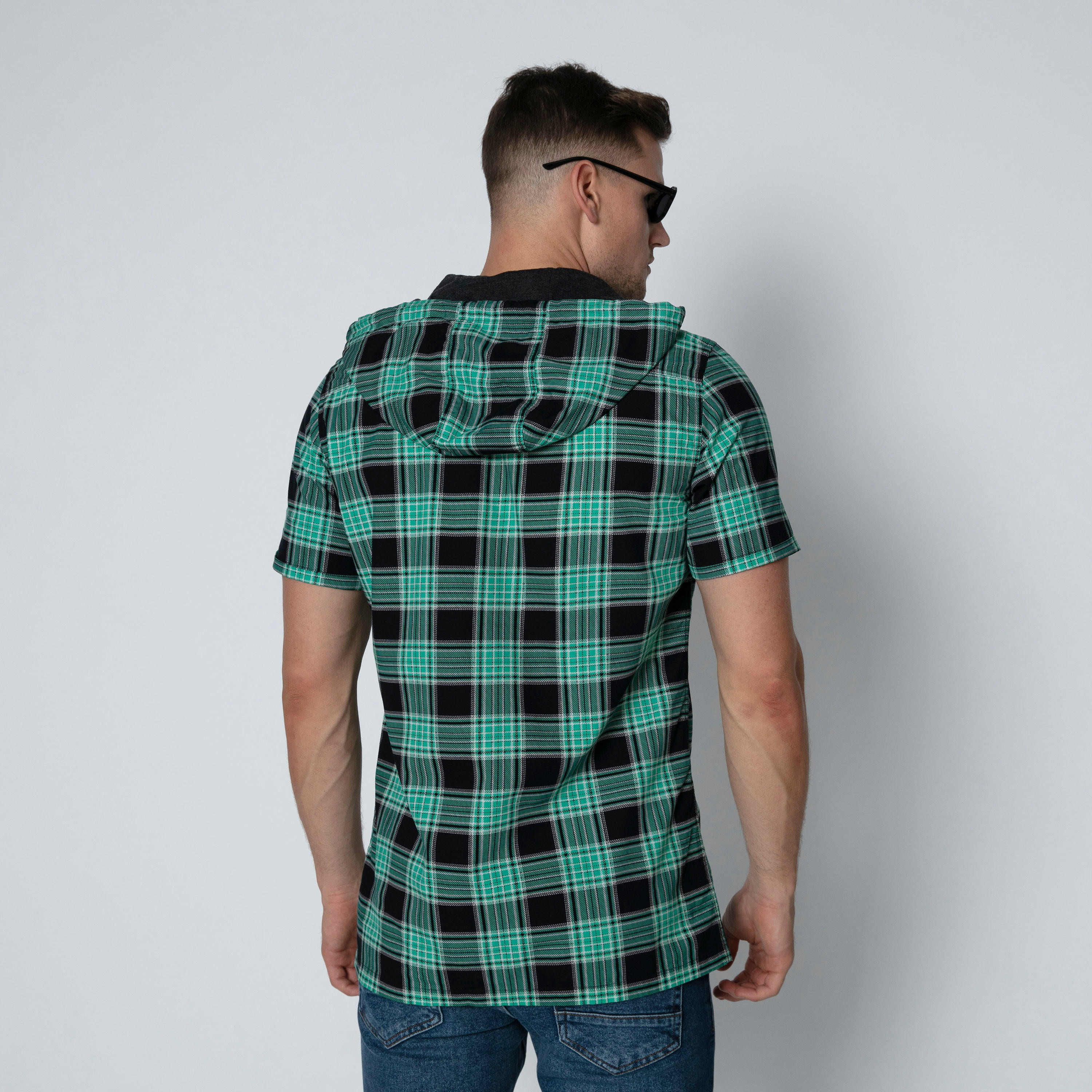 قميص كاروهات بقبّعة وأكمام قصيرة-men-clothing-shirts-image-2