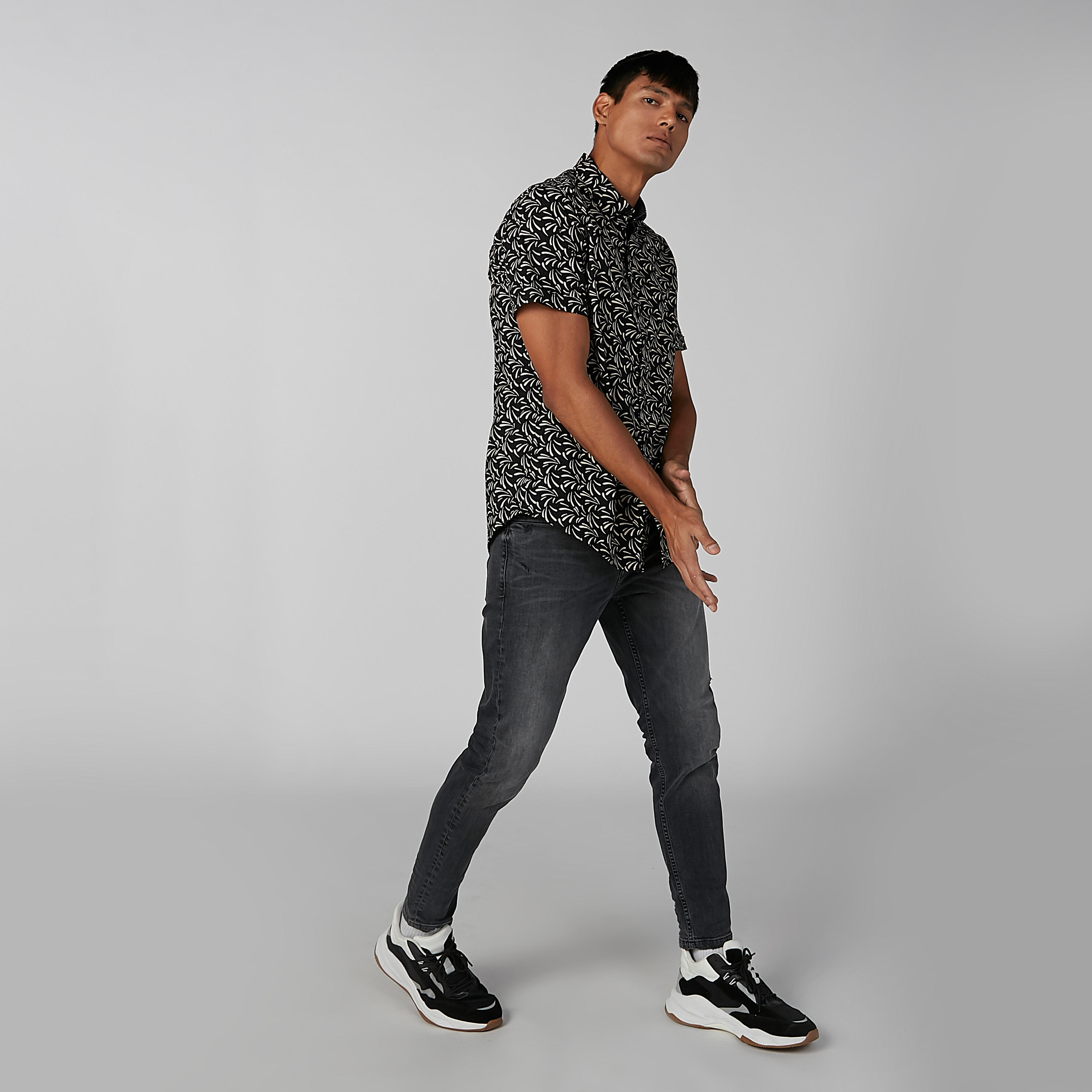 قميص بأكمام قصيرة وياقة واسعة وطبعات-men-clothing-shirts-image-1