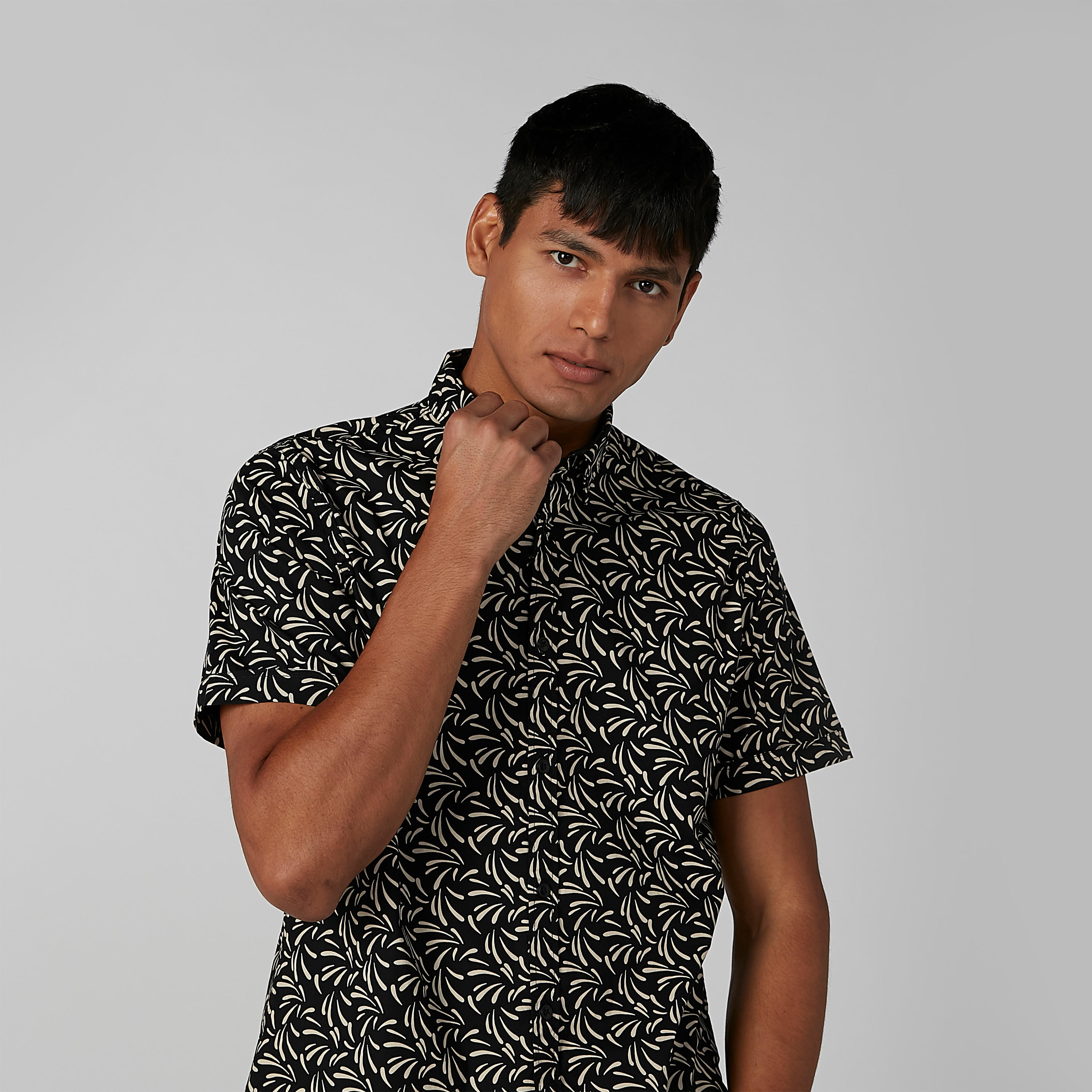 قميص بأكمام قصيرة وياقة واسعة وطبعات-men-clothing-shirts-image-2