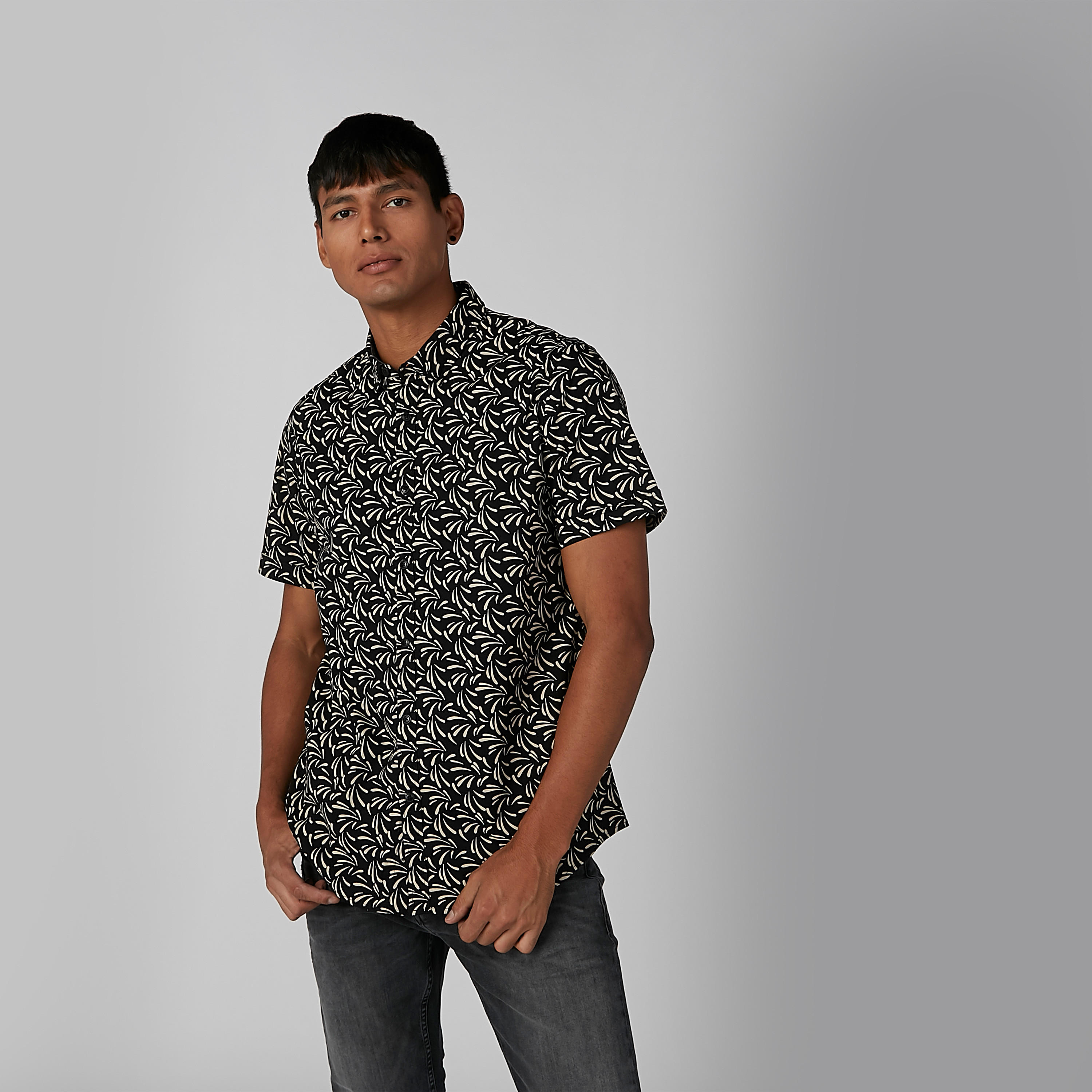 قميص بأكمام قصيرة وياقة واسعة وطبعات-men-clothing-shirts-image-3