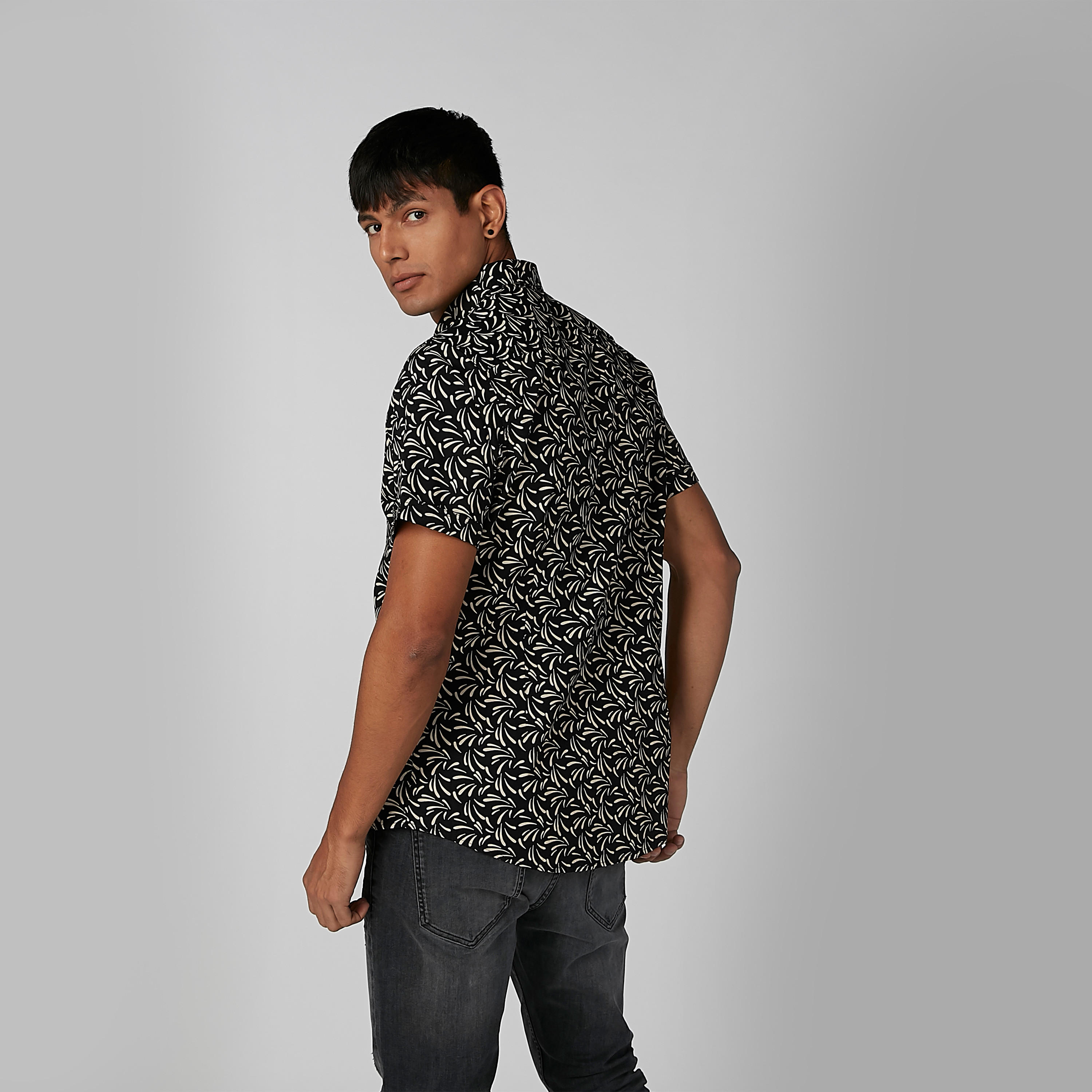 قميص بأكمام قصيرة وياقة واسعة وطبعات-men-clothing-shirts-image-4