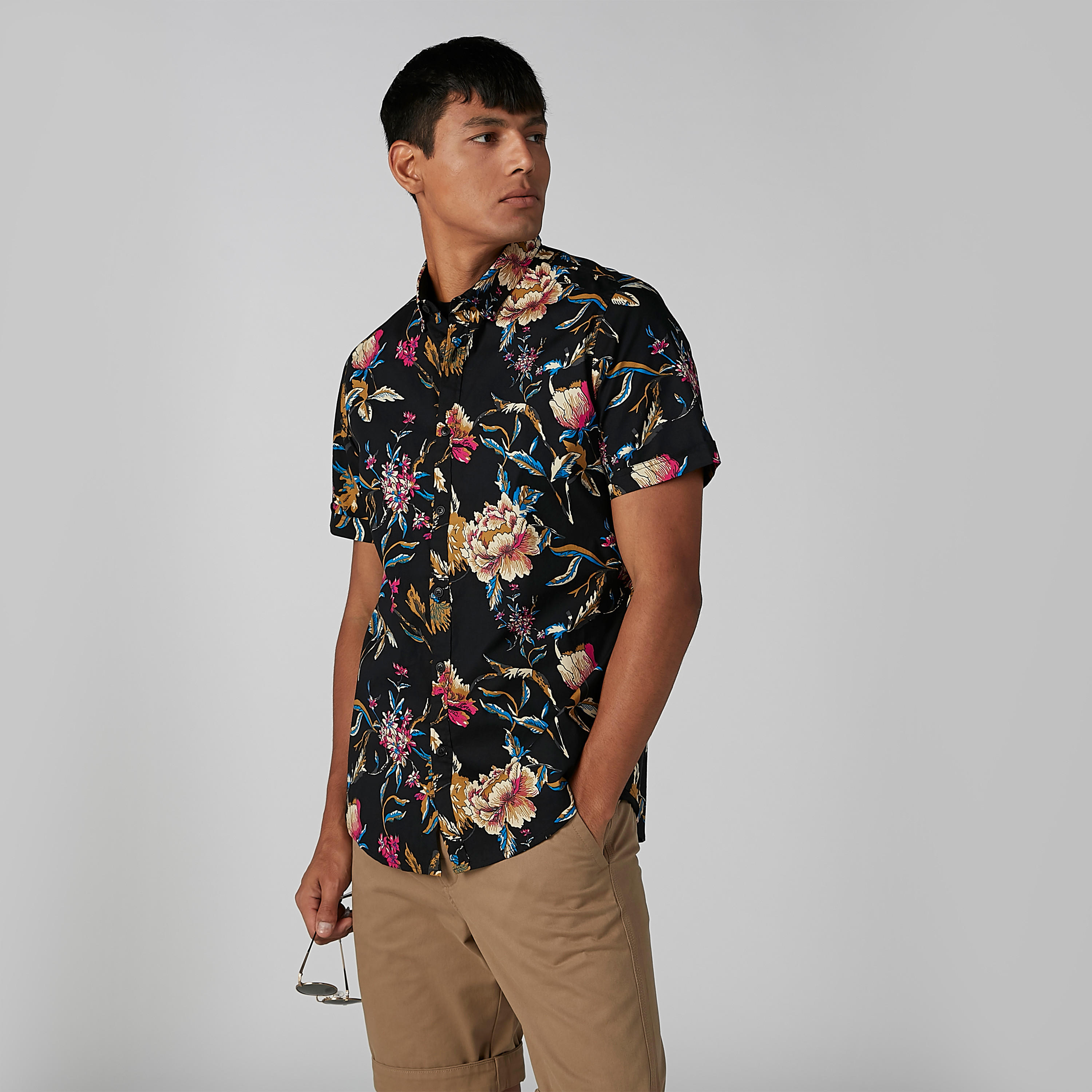 قميص بأكمام قصيرة وياقة واسعة وطبعات زهرية-men-clothing-shirts-image-1