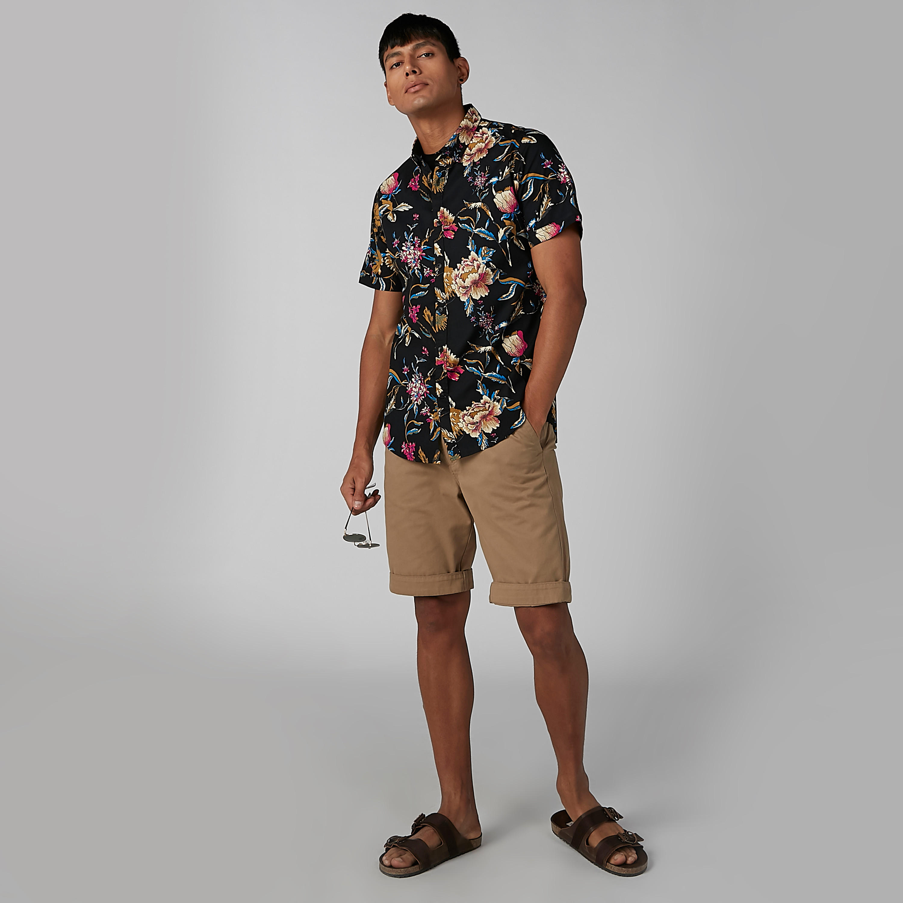 قميص بأكمام قصيرة وياقة واسعة وطبعات زهرية-men-clothing-shirts-image-2