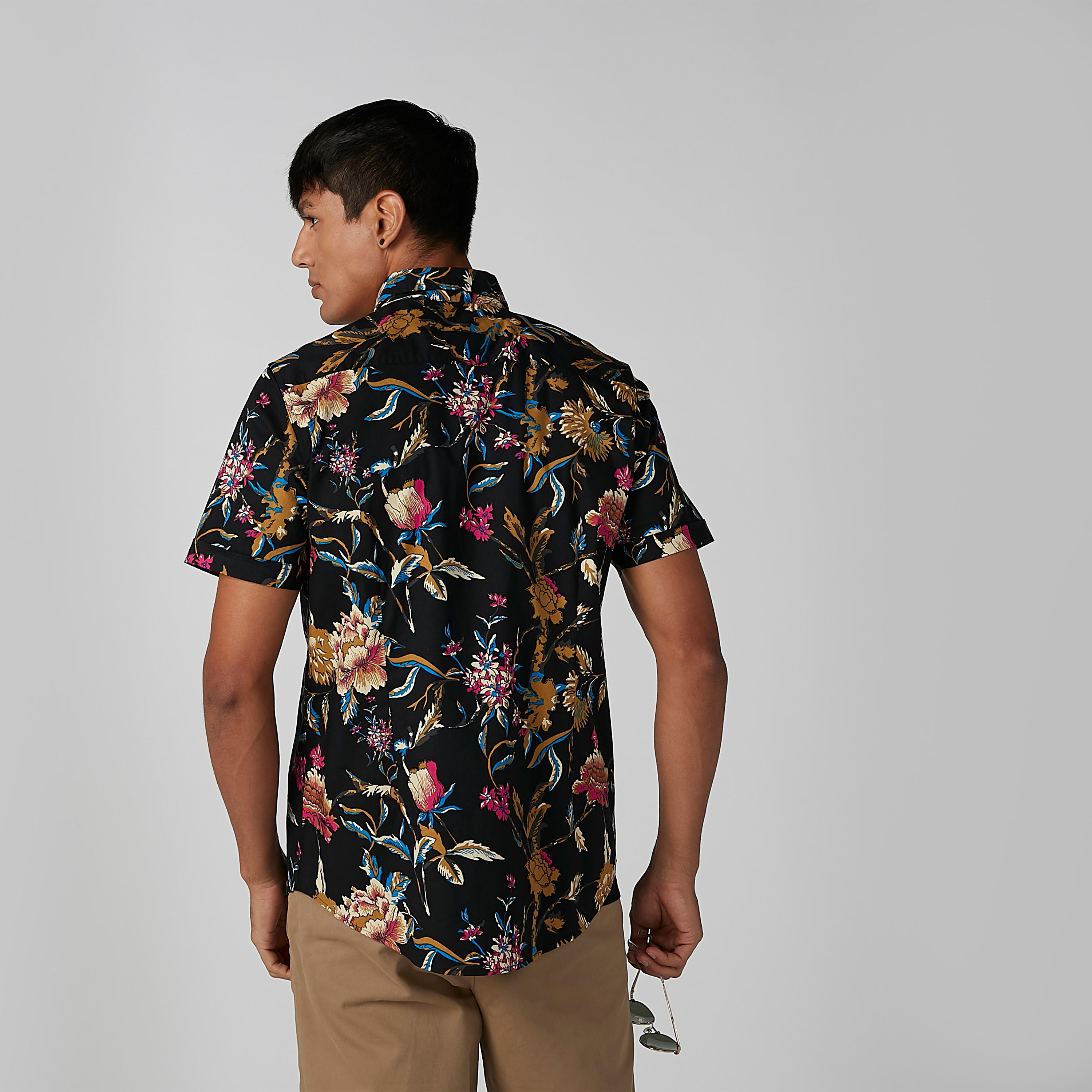 قميص بأكمام قصيرة وياقة واسعة وطبعات زهرية-men-clothing-shirts-image-3