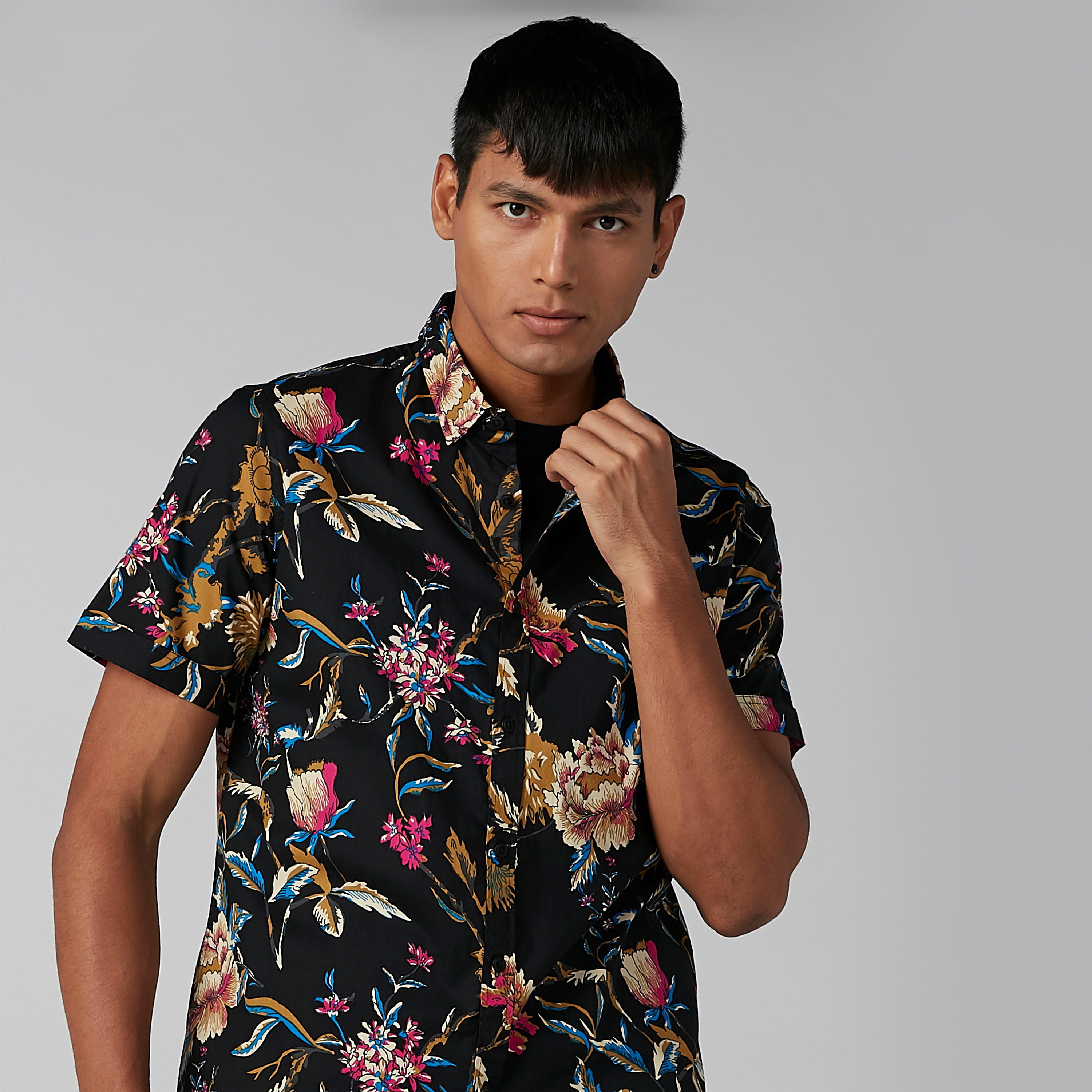 قميص بأكمام قصيرة وياقة واسعة وطبعات زهرية-men-clothing-shirts-image-4