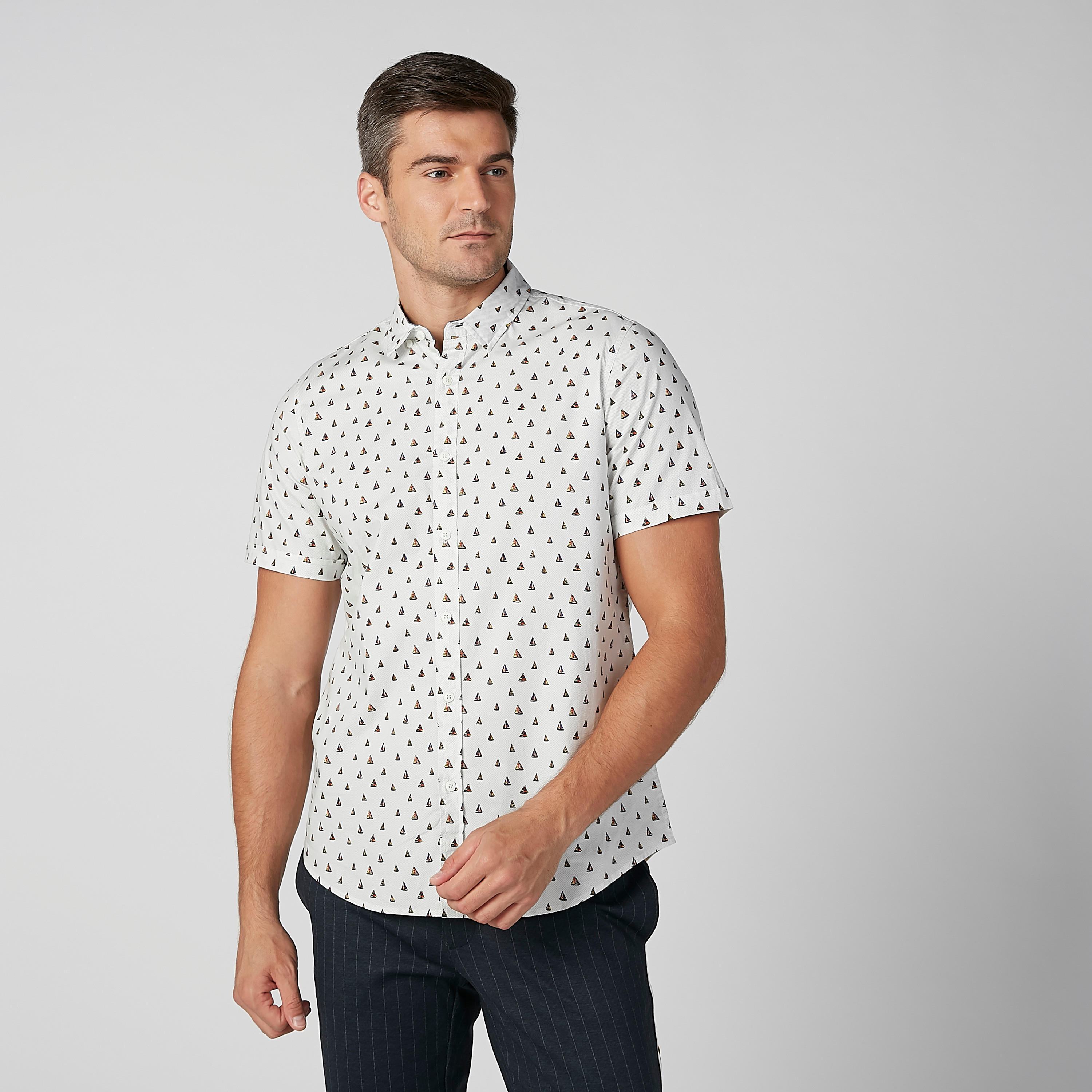 قميص بياقة عاديّة وأكمام قصيرة وطبعات-men-clothing-shirts-image-1