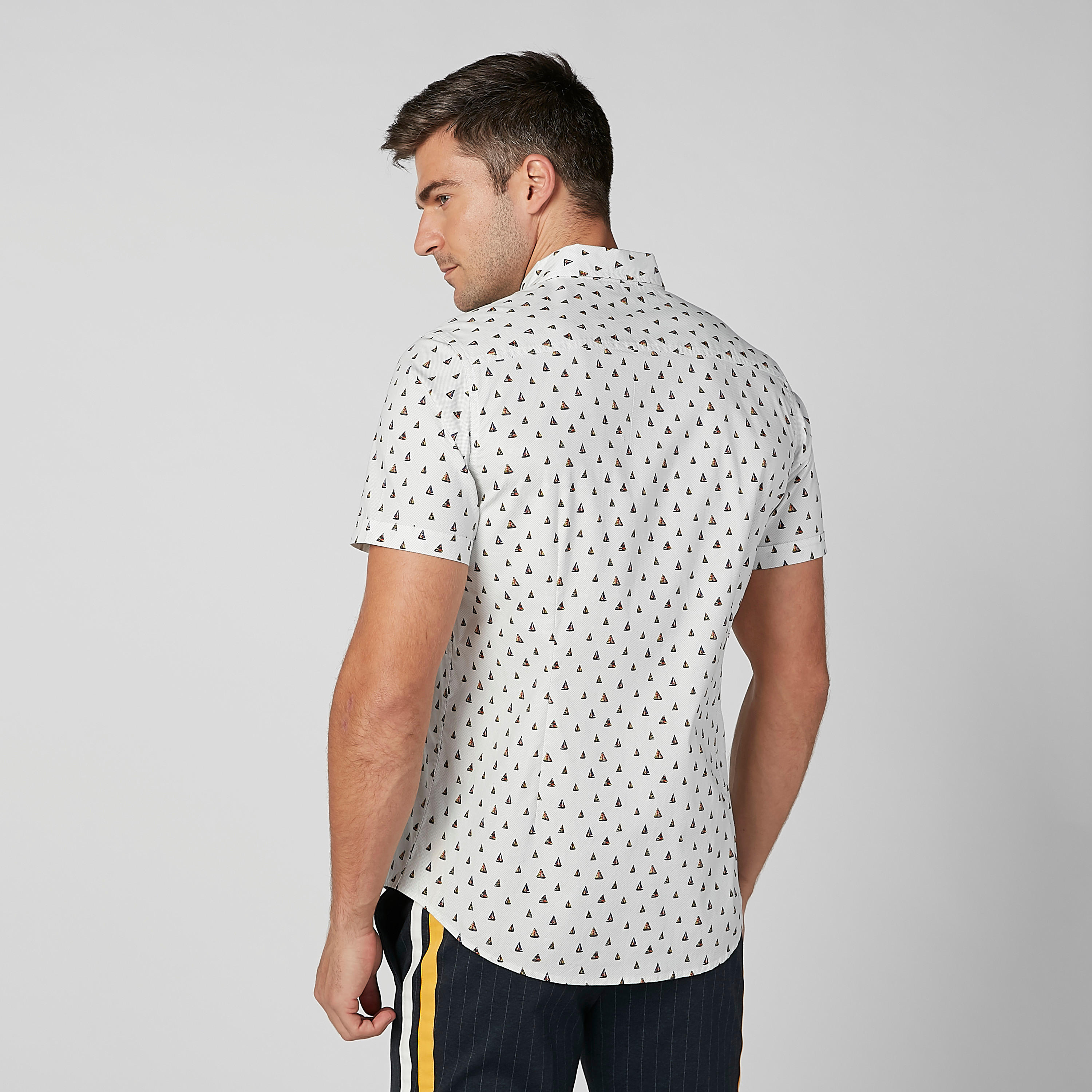 قميص بياقة عاديّة وأكمام قصيرة وطبعات-men-clothing-shirts-image-3