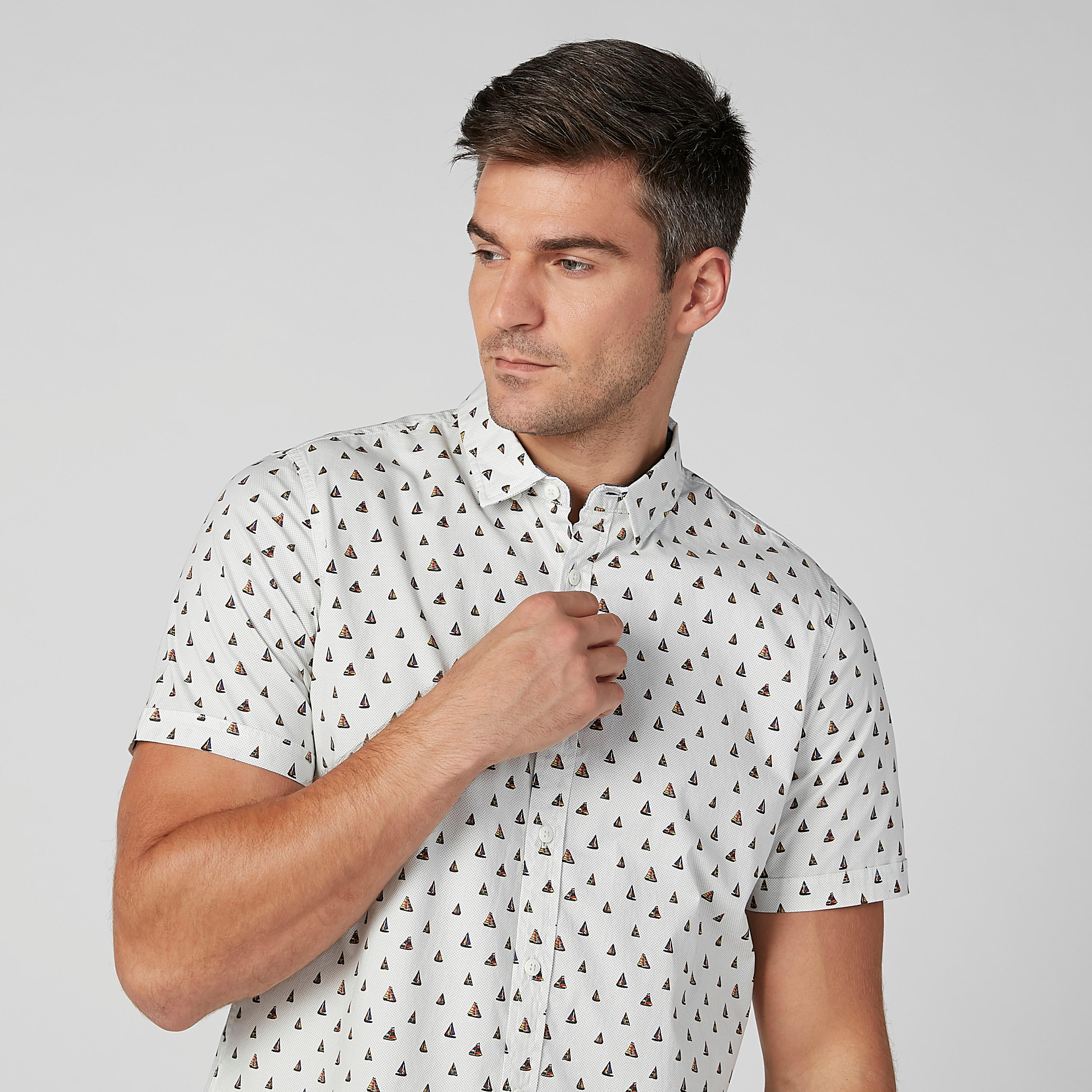 قميص بياقة عاديّة وأكمام قصيرة وطبعات-men-clothing-shirts-image-4