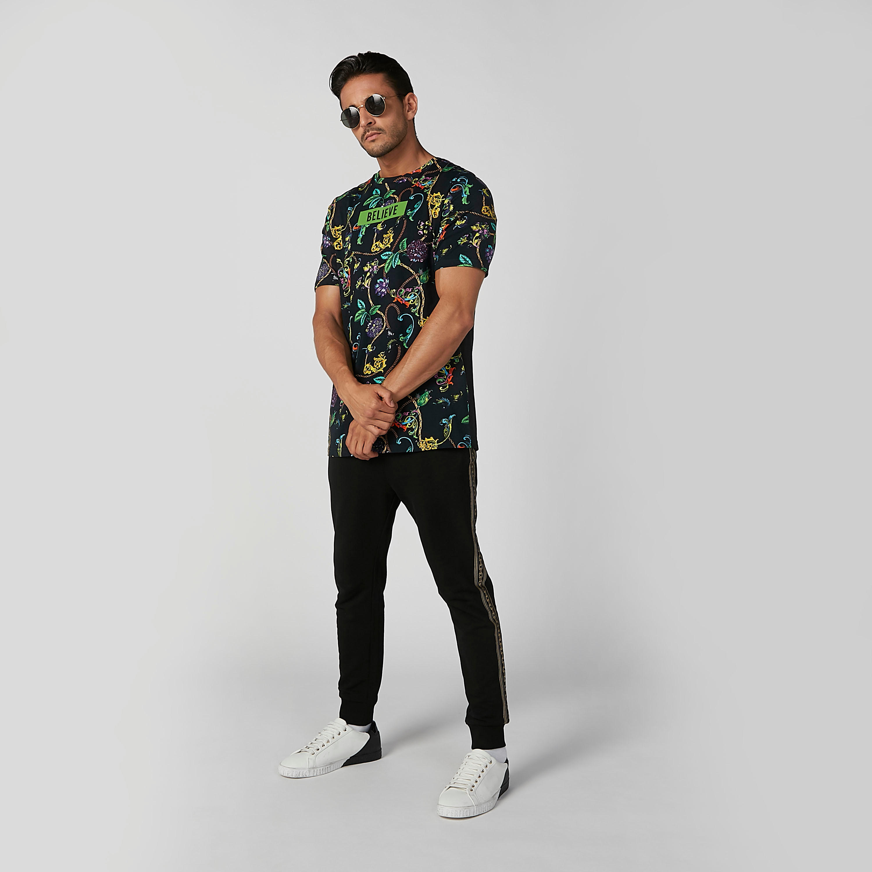 تيشيرت بياقة مستديرة وأكمام قصيرة وطبعات-men-clothing-tshirtsandpolos-tshirts-image-2