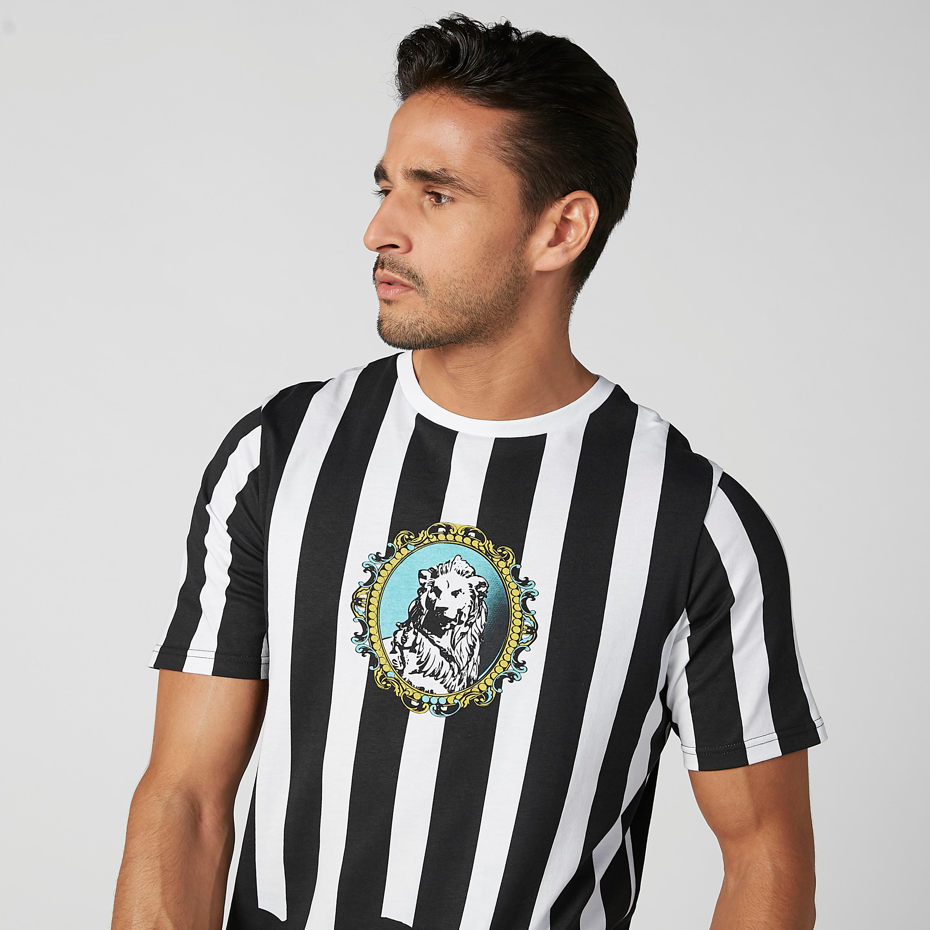 تيشيرت بياقة مستديرة وأكمام قصيرة وطبعات-men-clothing-tshirtsandpolos-tshirts-image-4