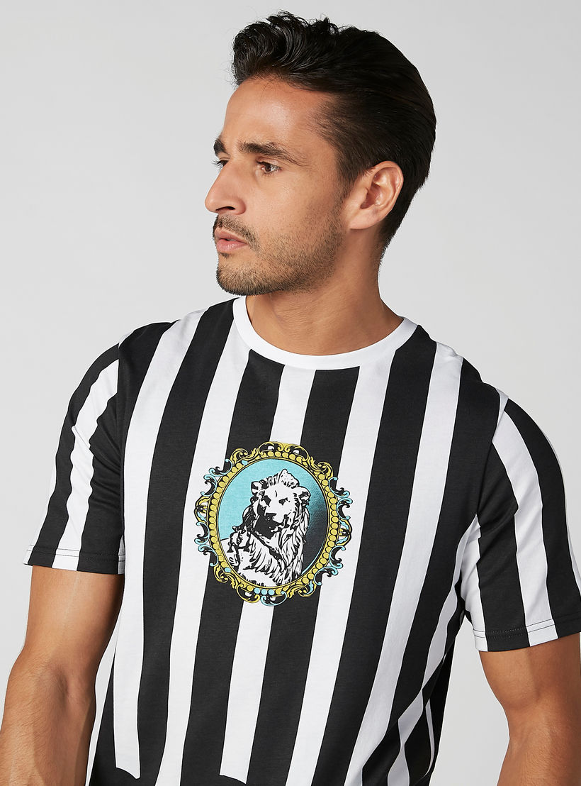 تيشيرت بياقة مستديرة وأكمام قصيرة وطبعات-men-clothing-tshirtsandpolos-tshirts-image-4