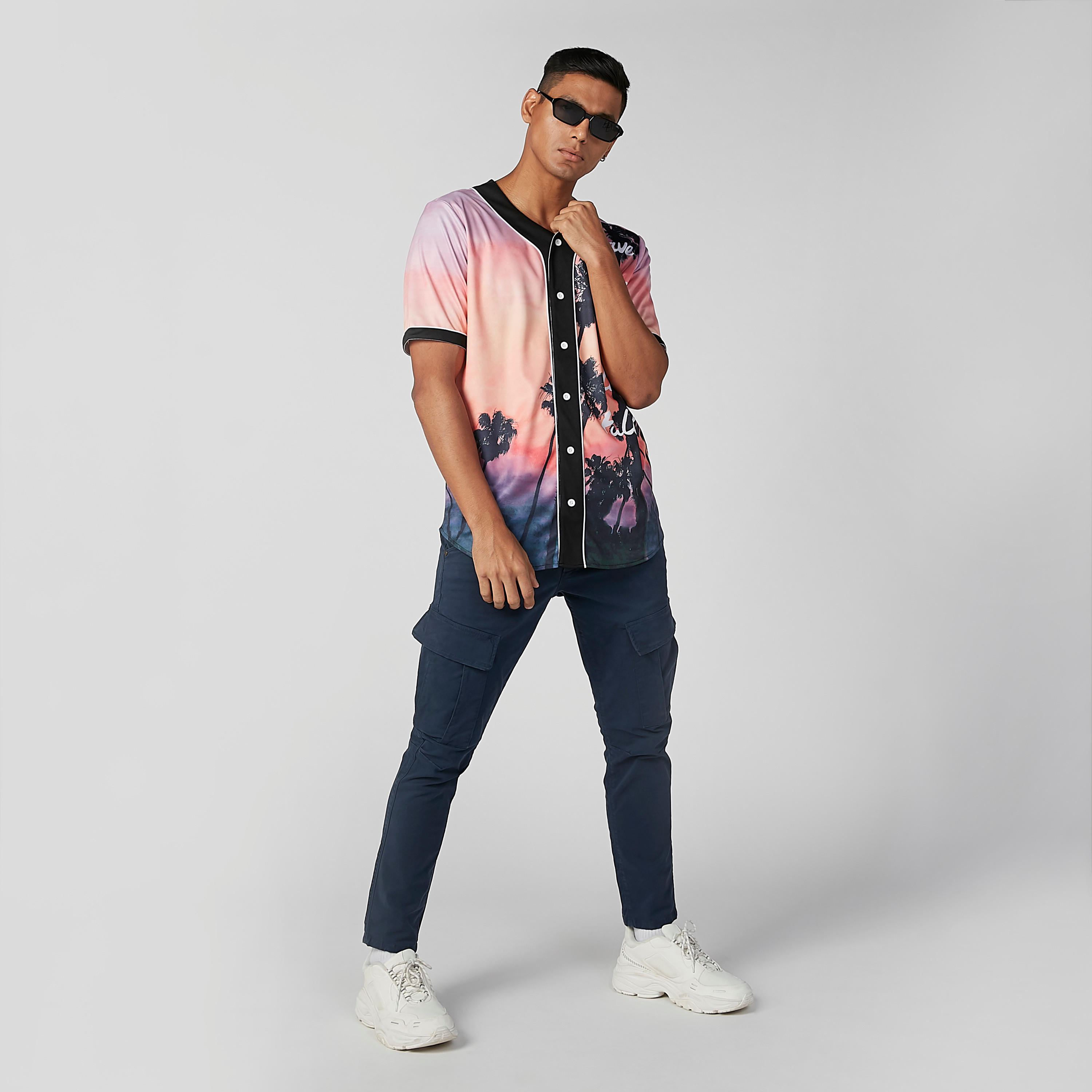قميص بياقة V وأكمام قصيرة وطبعات جرافيك-men-clothing-shirts-image-1