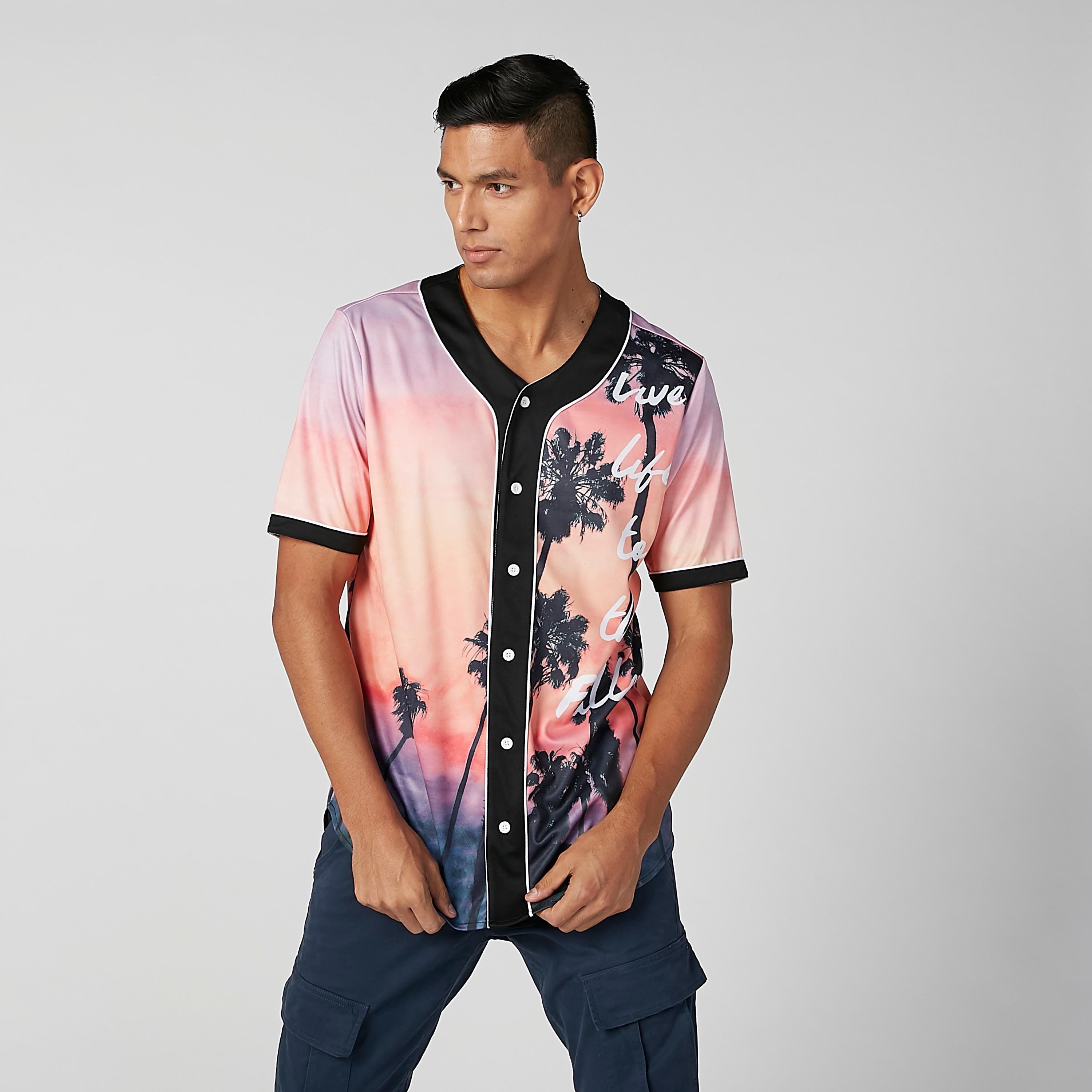 قميص بياقة V وأكمام قصيرة وطبعات جرافيك-men-clothing-shirts-image-2