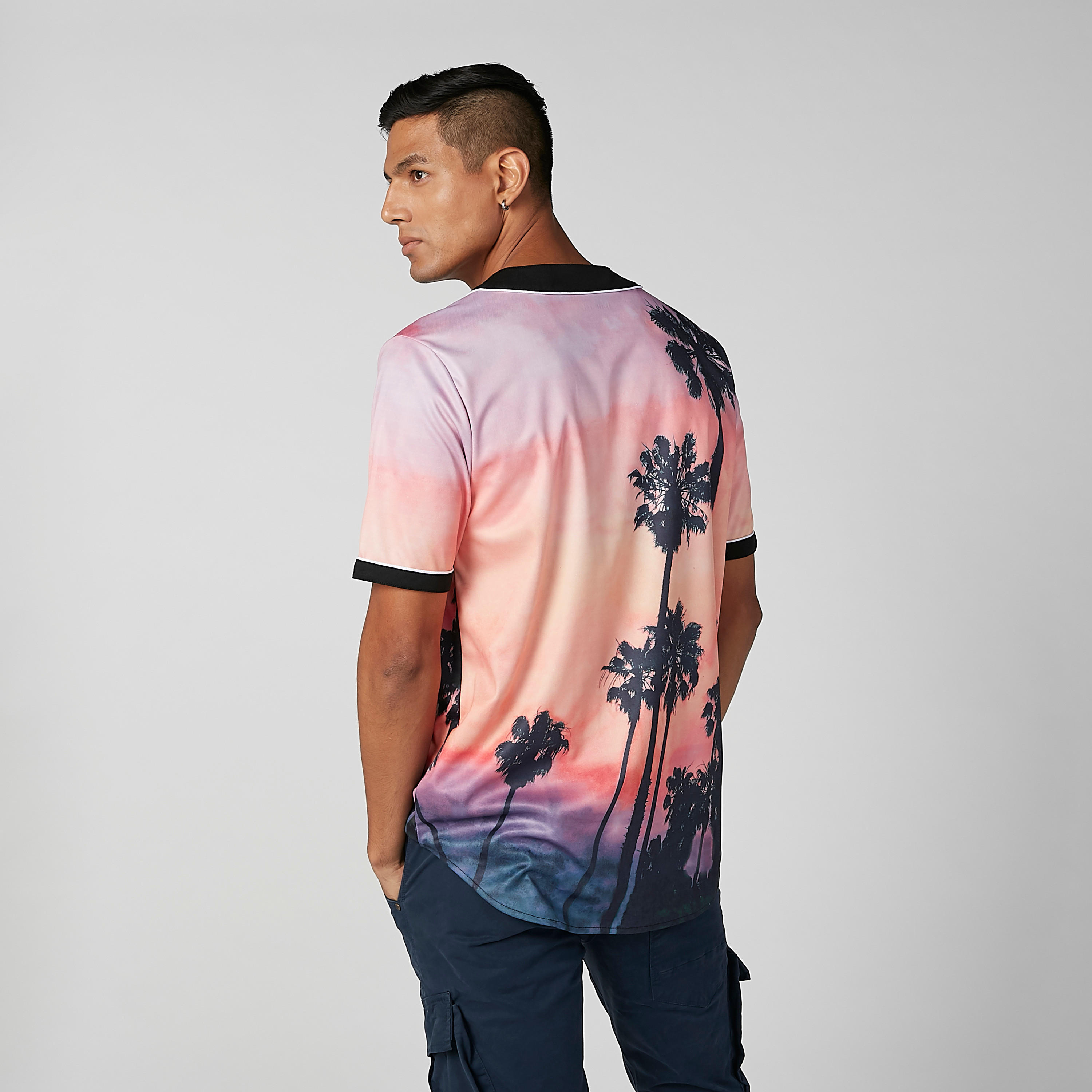 قميص بياقة V وأكمام قصيرة وطبعات جرافيك-men-clothing-shirts-image-3