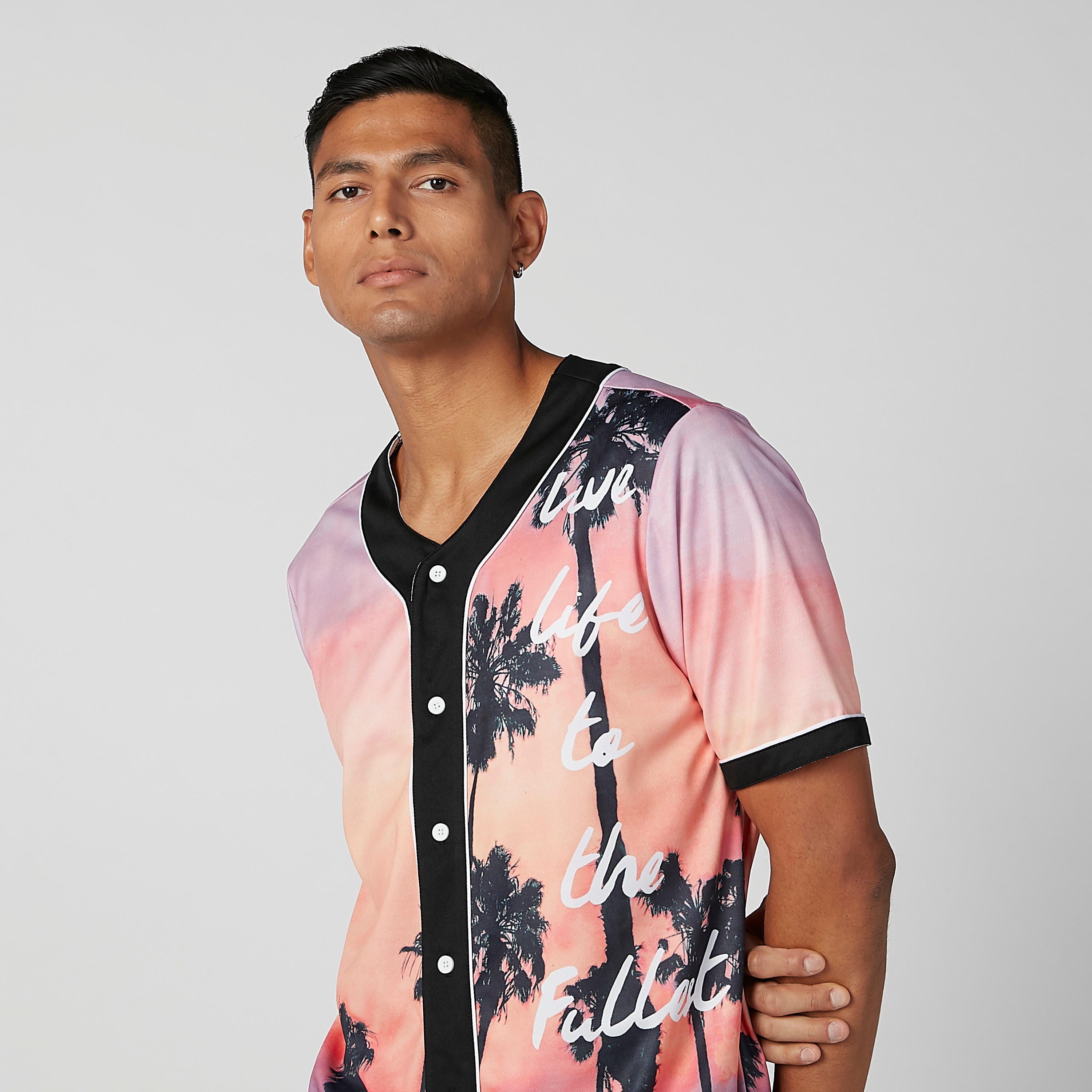 قميص بياقة V وأكمام قصيرة وطبعات جرافيك-men-clothing-shirts-image-4