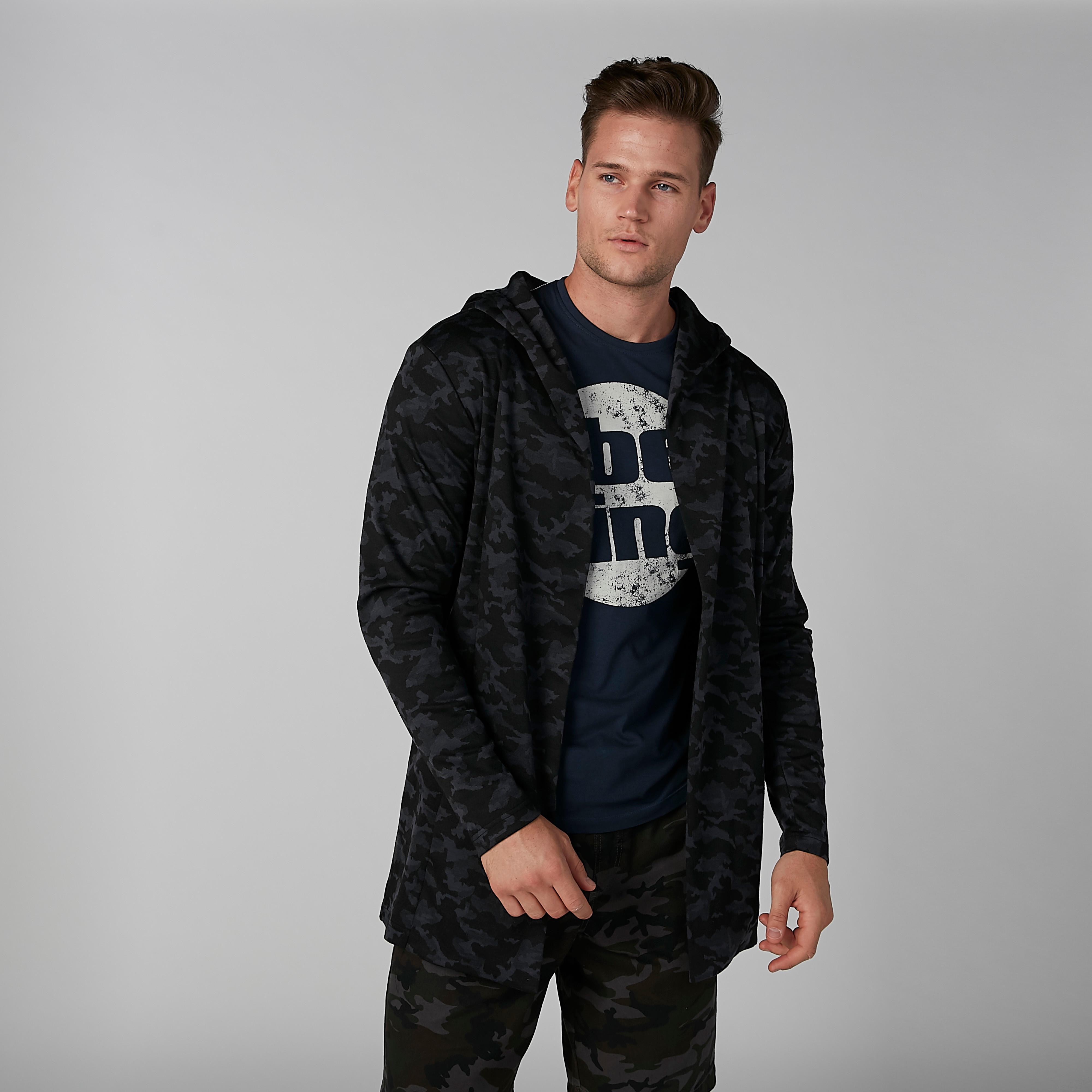 كارديجان بقبعة وأكمام طويلة وطبعات مموّهة-men-clothing-sweatersandpullovers-image-1