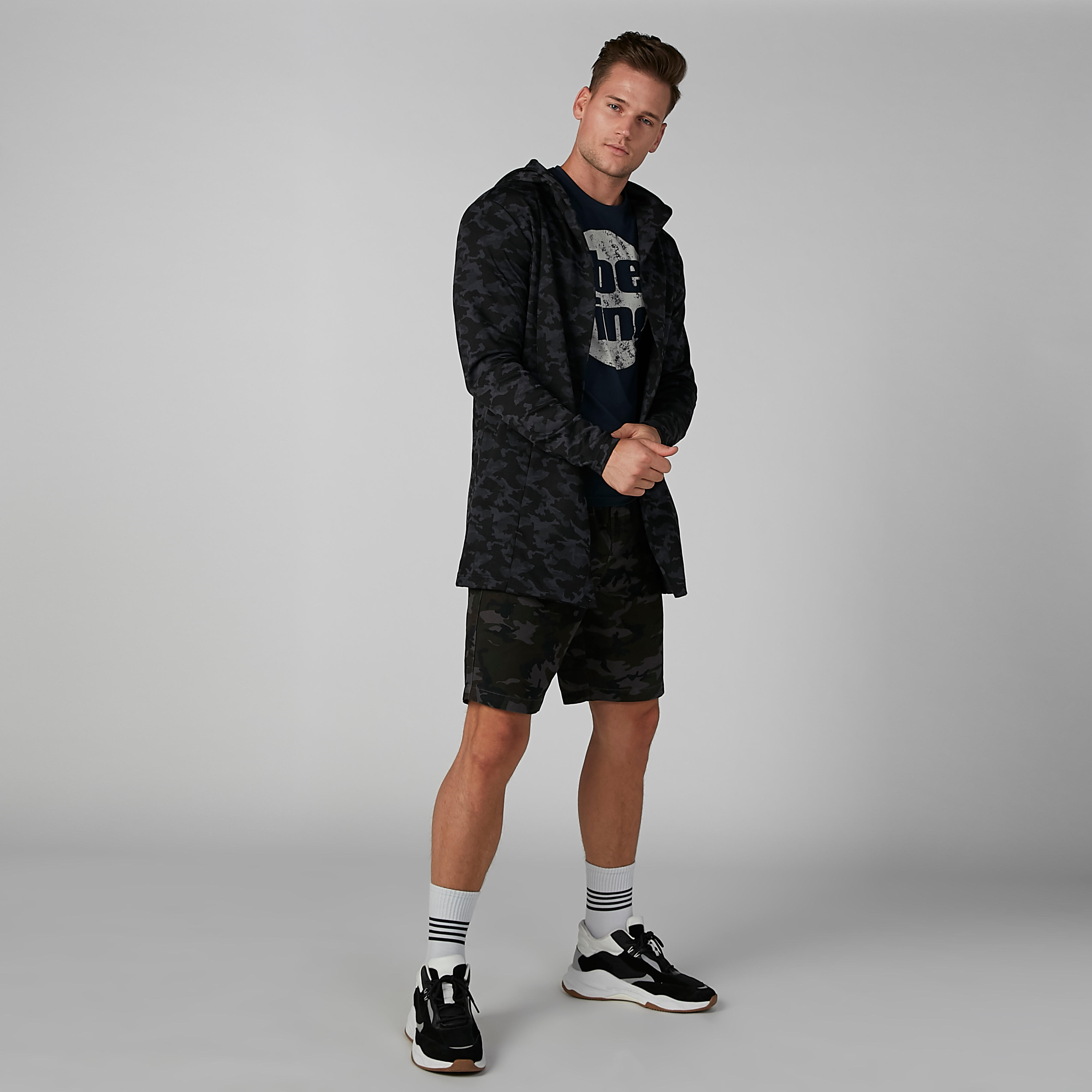 كارديجان بقبعة وأكمام طويلة وطبعات مموّهة-men-clothing-sweatersandpullovers-image-2