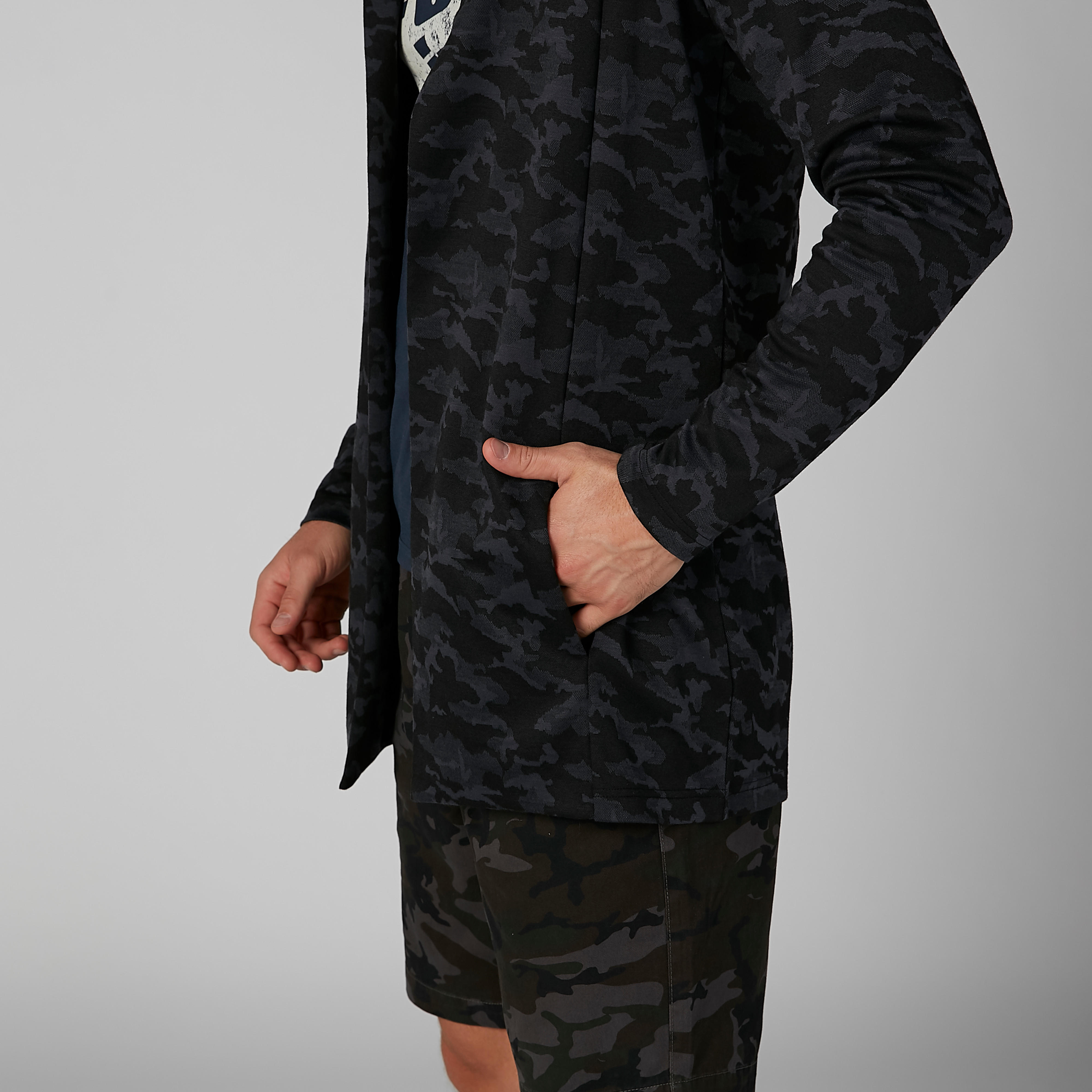 كارديجان بقبعة وأكمام طويلة وطبعات مموّهة-men-clothing-sweatersandpullovers-image-3