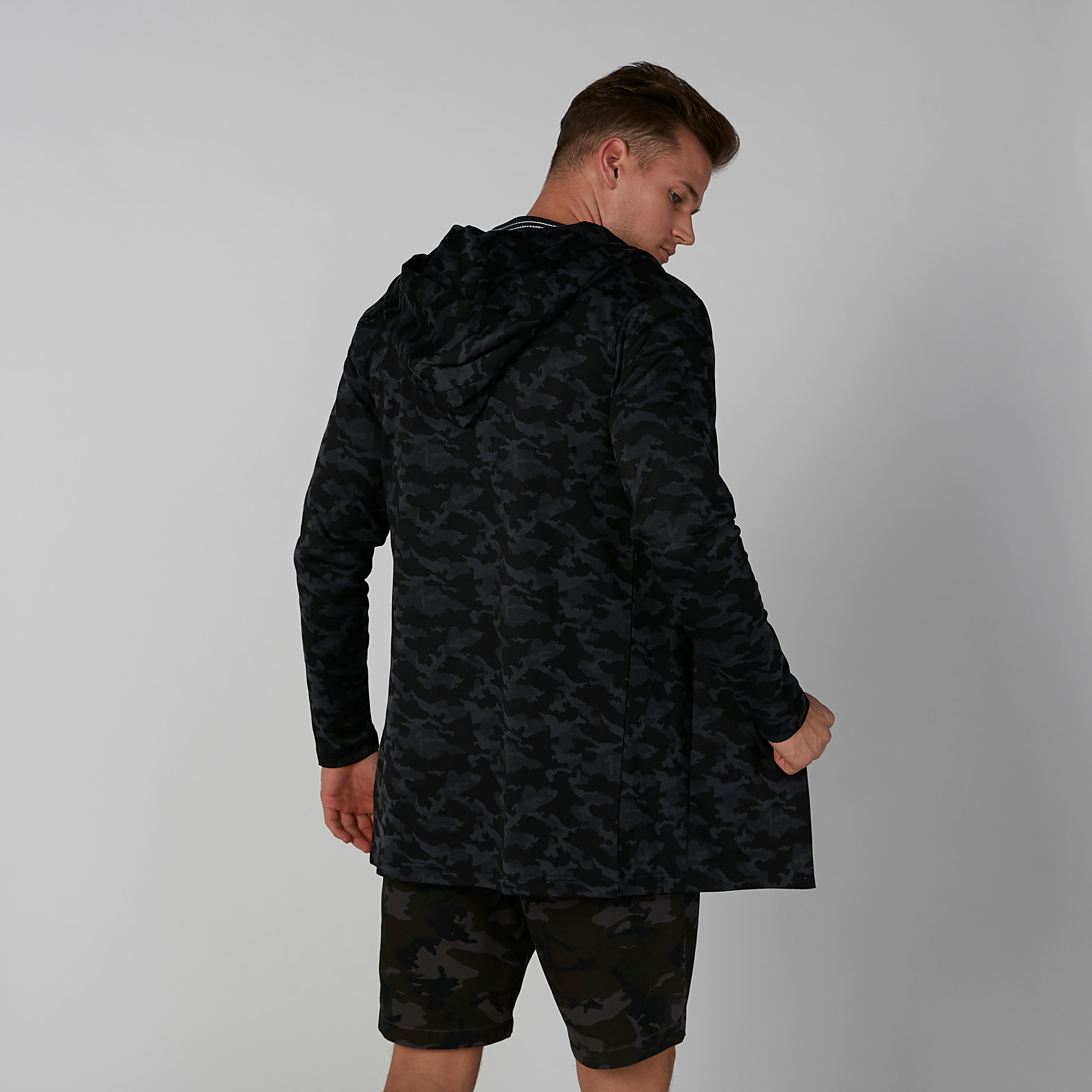 كارديجان بقبعة وأكمام طويلة وطبعات مموّهة-men-clothing-sweatersandpullovers-image-4