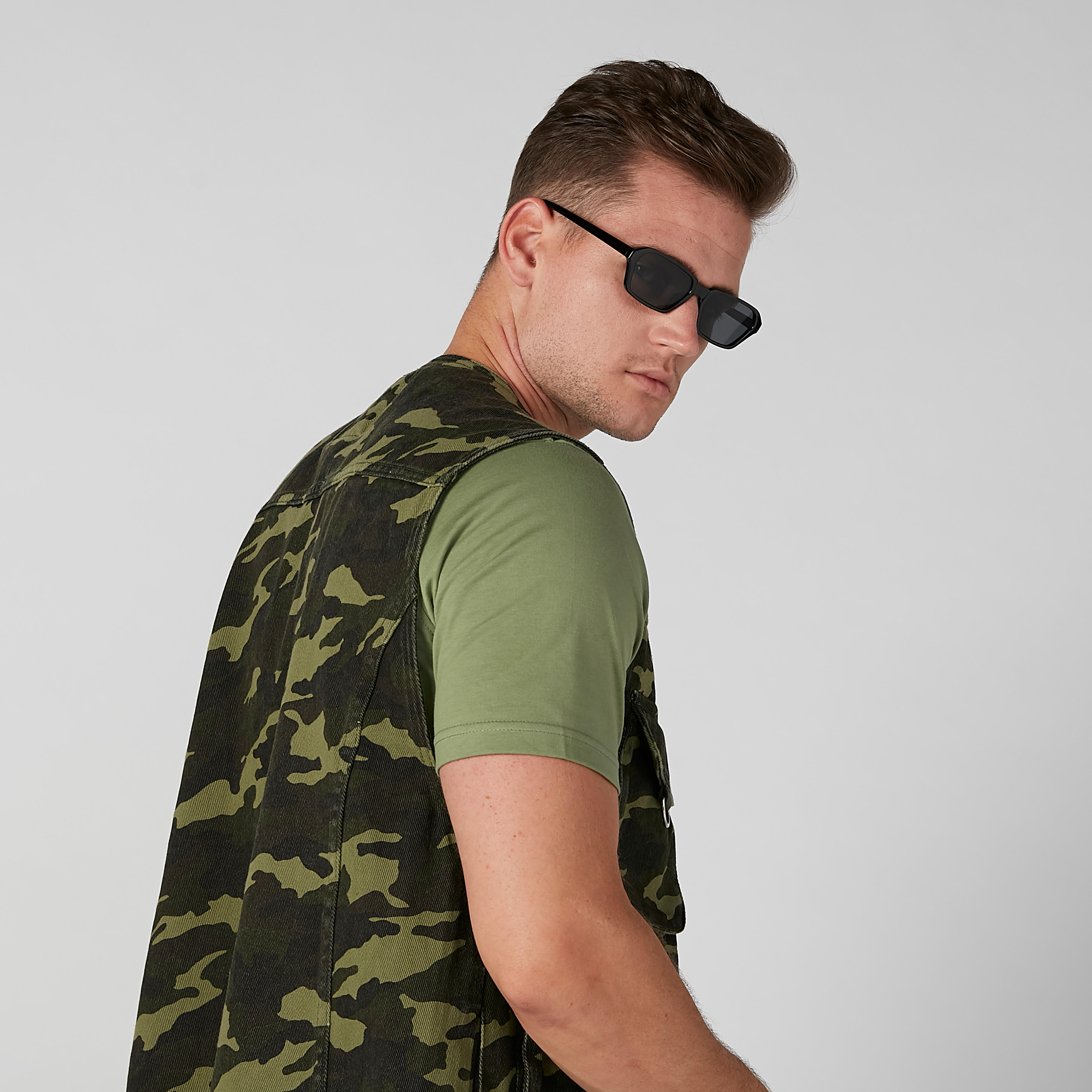 جاكيت دون أكمام بجيوب بطيّة وطبعات مموّهة-men-clothing-jacketsandblazers-jackets-image-1