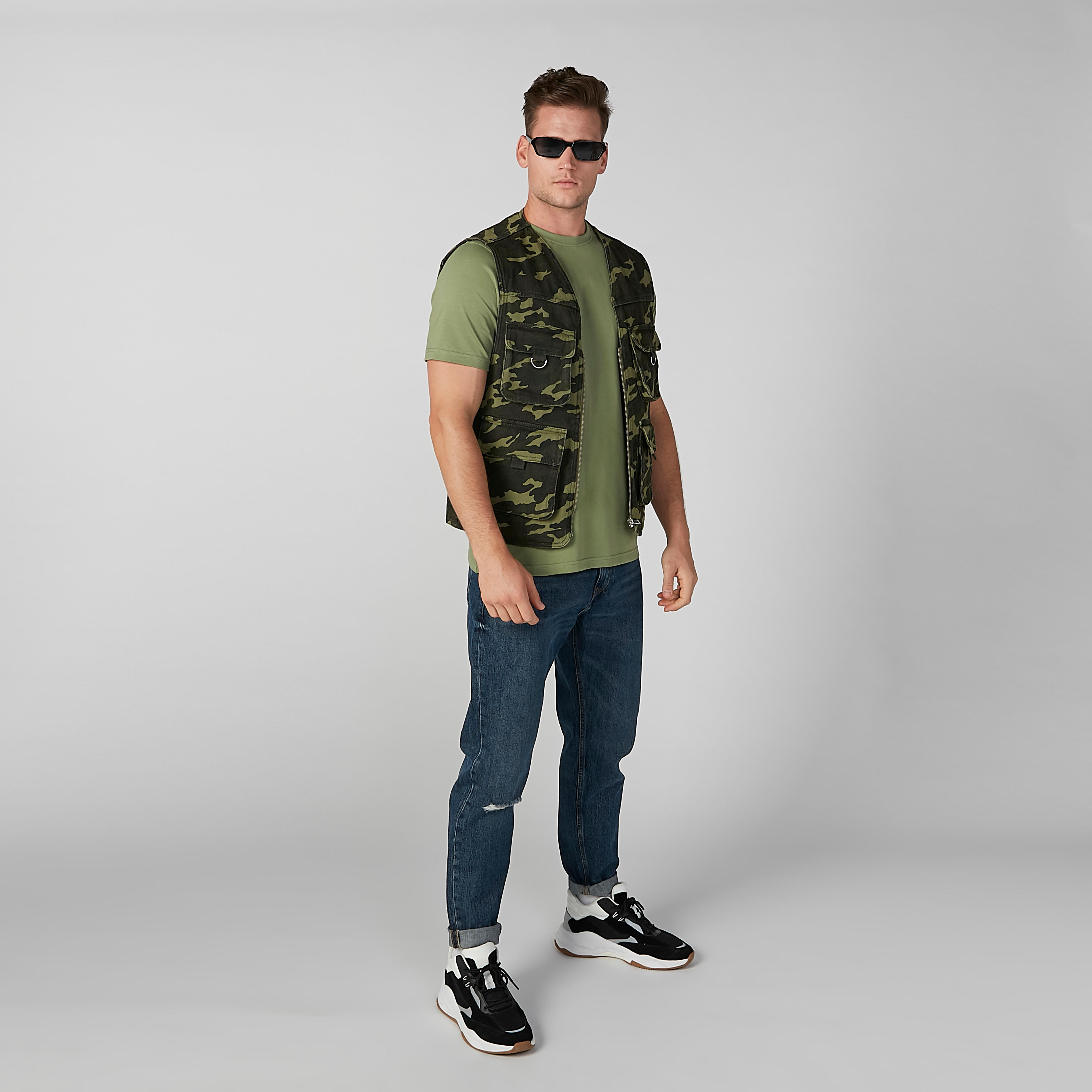 جاكيت دون أكمام بجيوب بطيّة وطبعات مموّهة-men-clothing-jacketsandblazers-jackets-image-2