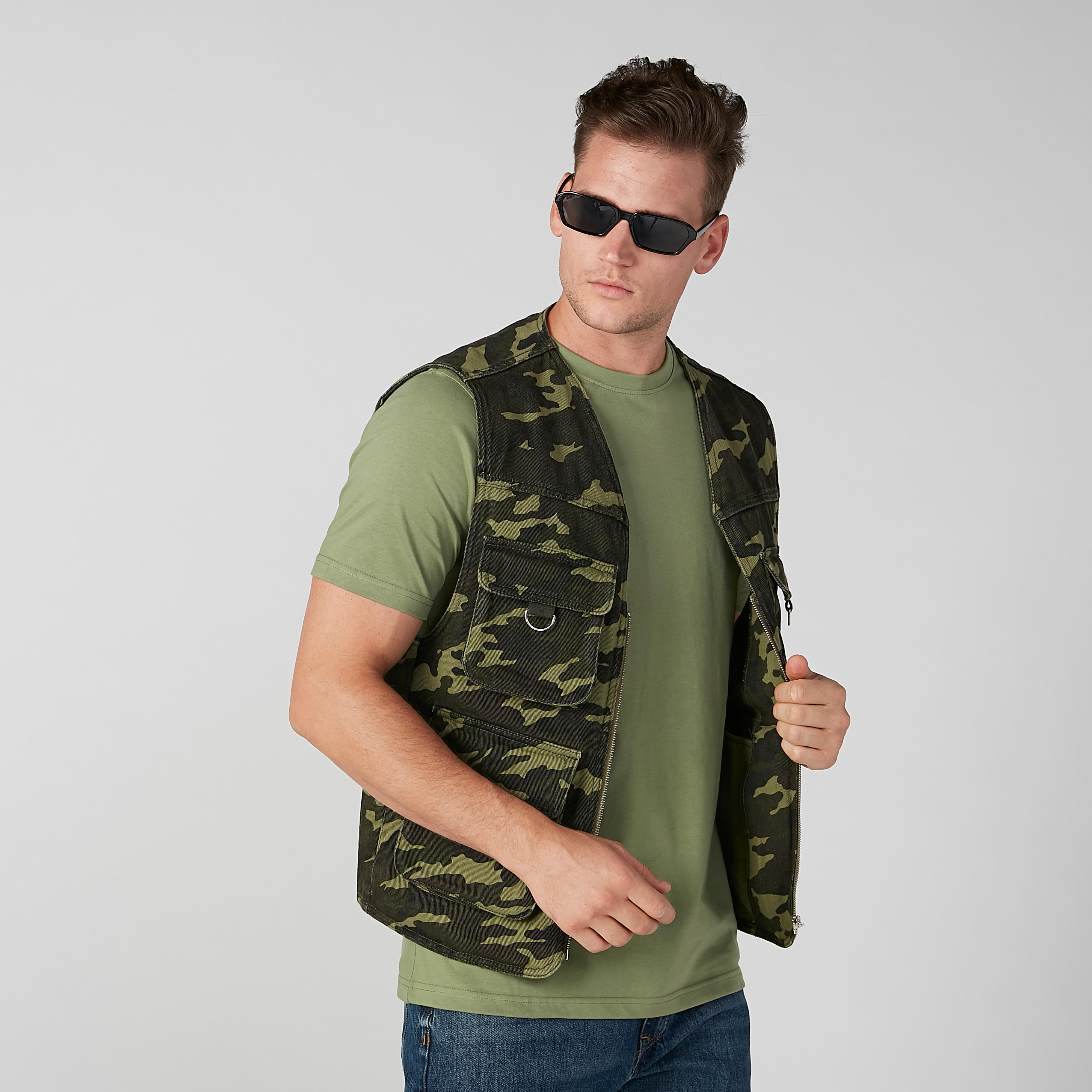 جاكيت دون أكمام بجيوب بطيّة وطبعات مموّهة-men-clothing-jacketsandblazers-jackets-image-3