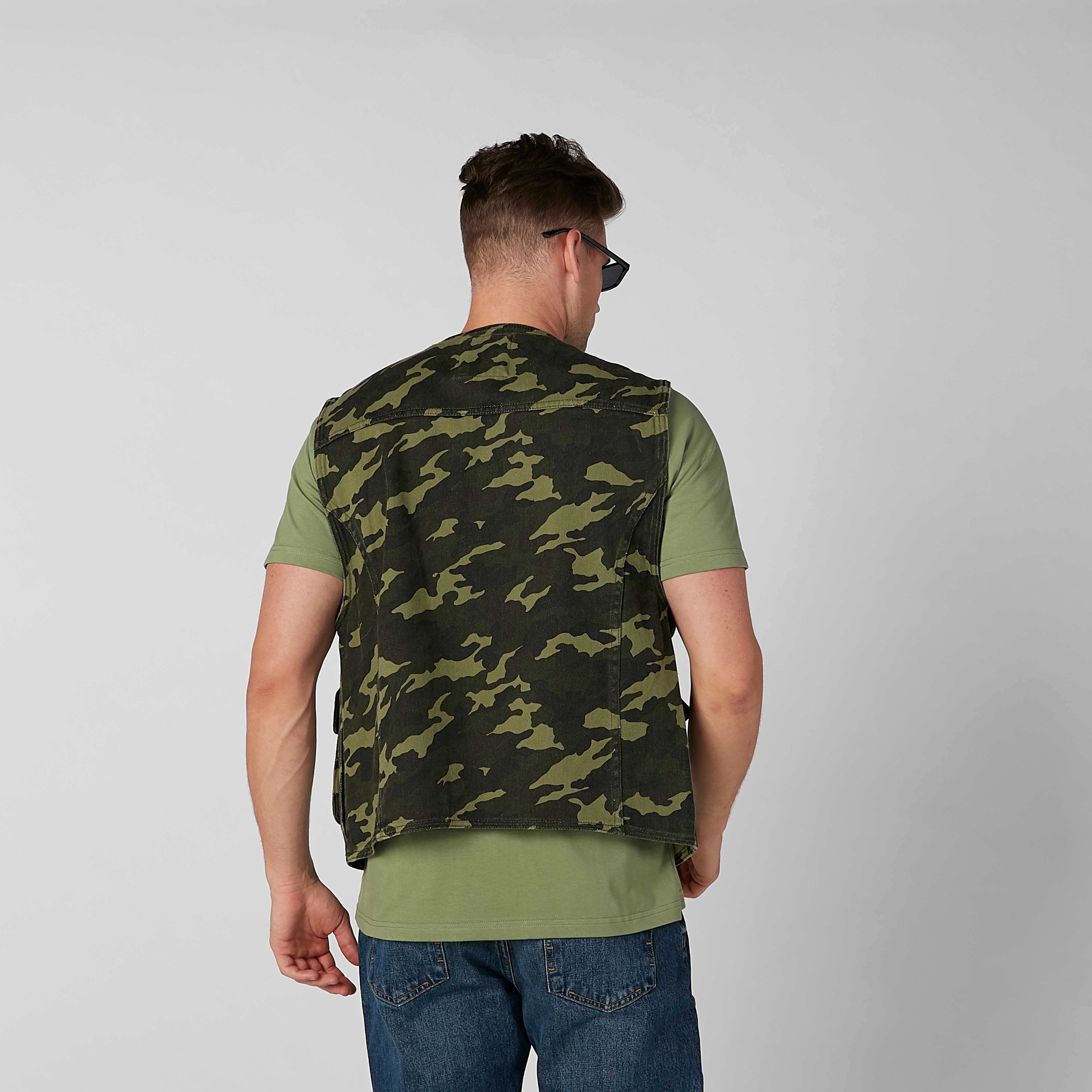 جاكيت دون أكمام بجيوب بطيّة وطبعات مموّهة-men-clothing-jacketsandblazers-jackets-image-6
