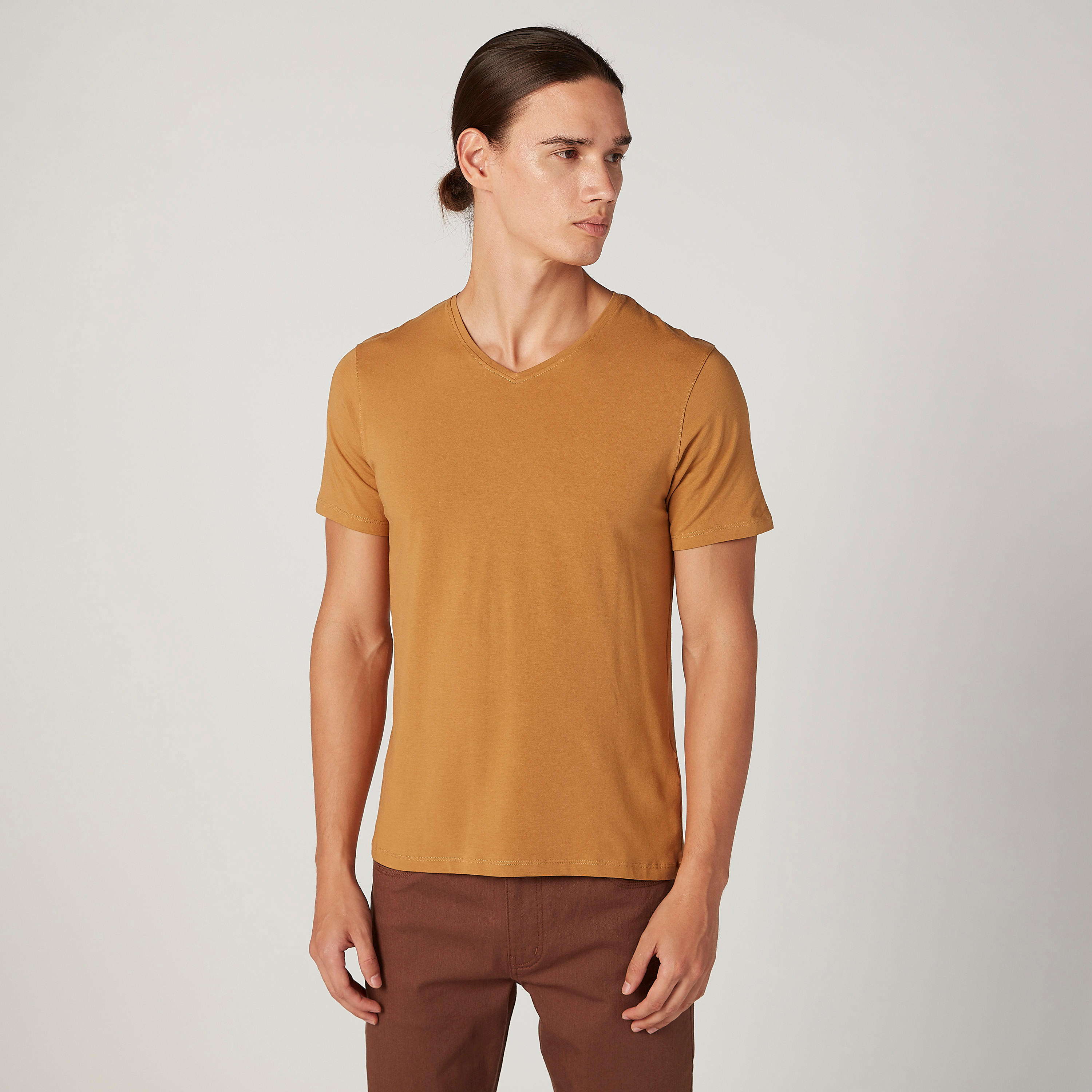 تيشيرت مستدام سادة بقصّة سليم وياقة V وأكمام قصيرة -men-clothing-tshirtsandpolos-tshirts-image-1