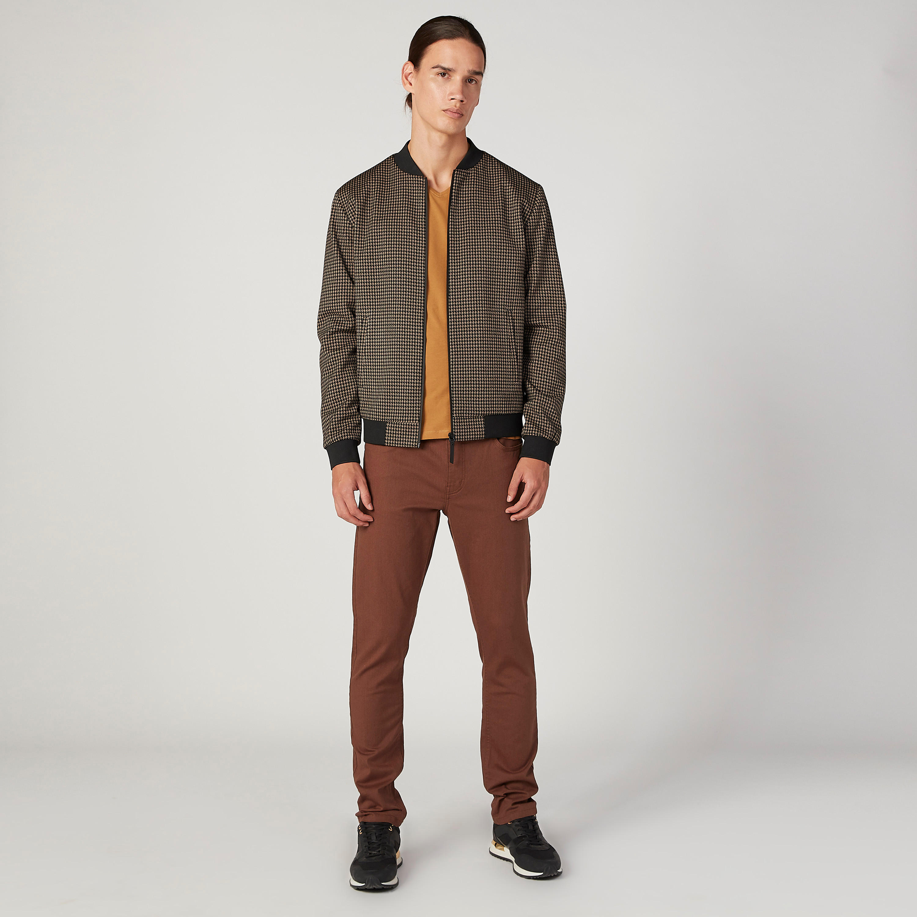 تيشيرت مستدام سادة بقصّة سليم وياقة V وأكمام قصيرة -men-clothing-tshirtsandpolos-tshirts-image-2