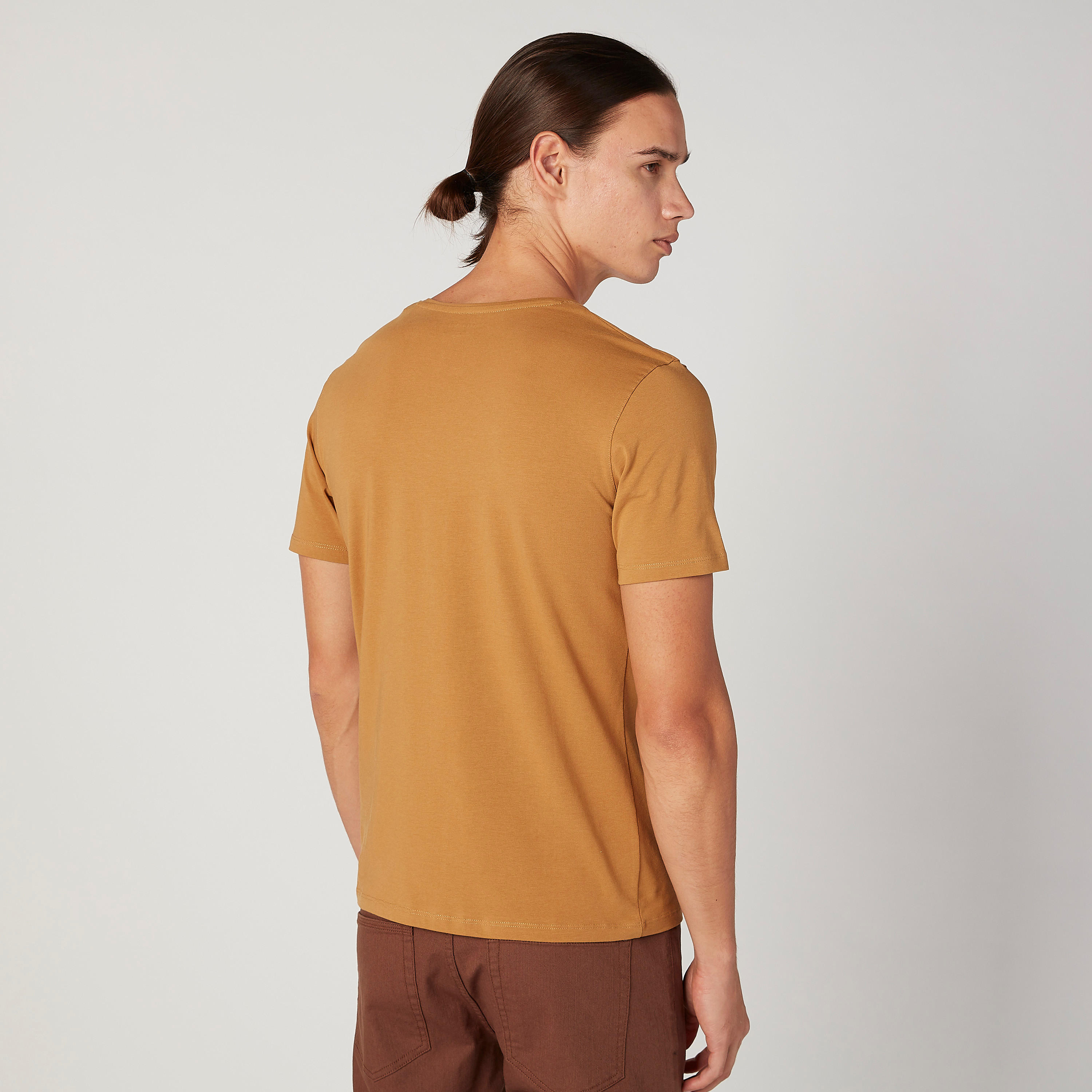 تيشيرت مستدام سادة بقصّة سليم وياقة V وأكمام قصيرة -men-clothing-tshirtsandpolos-tshirts-image-4