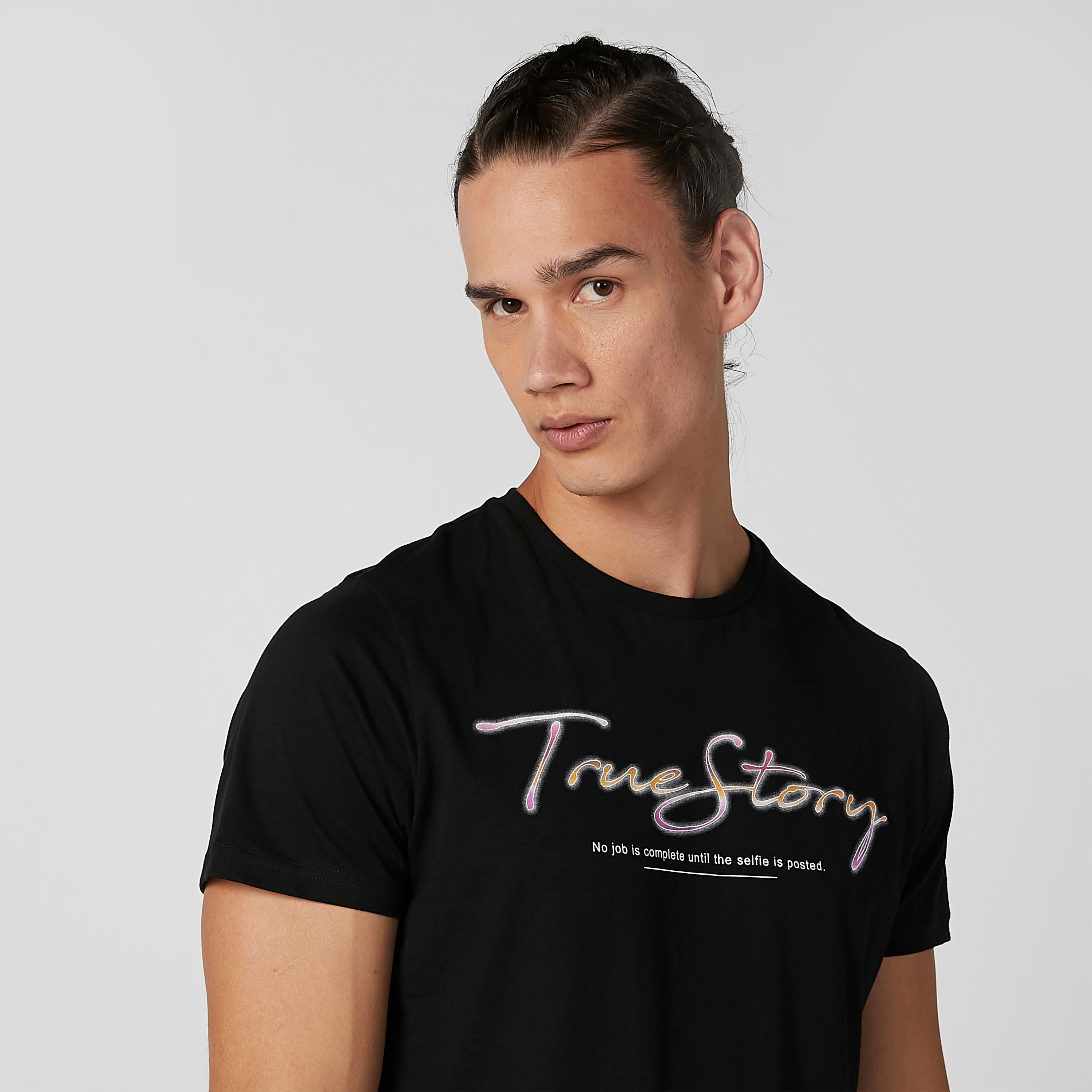 تيشيرت بياقة مستديرة وأكمام قصيرة وطبعات-men-clothing-tshirtsandpolos-tshirts-image-1
