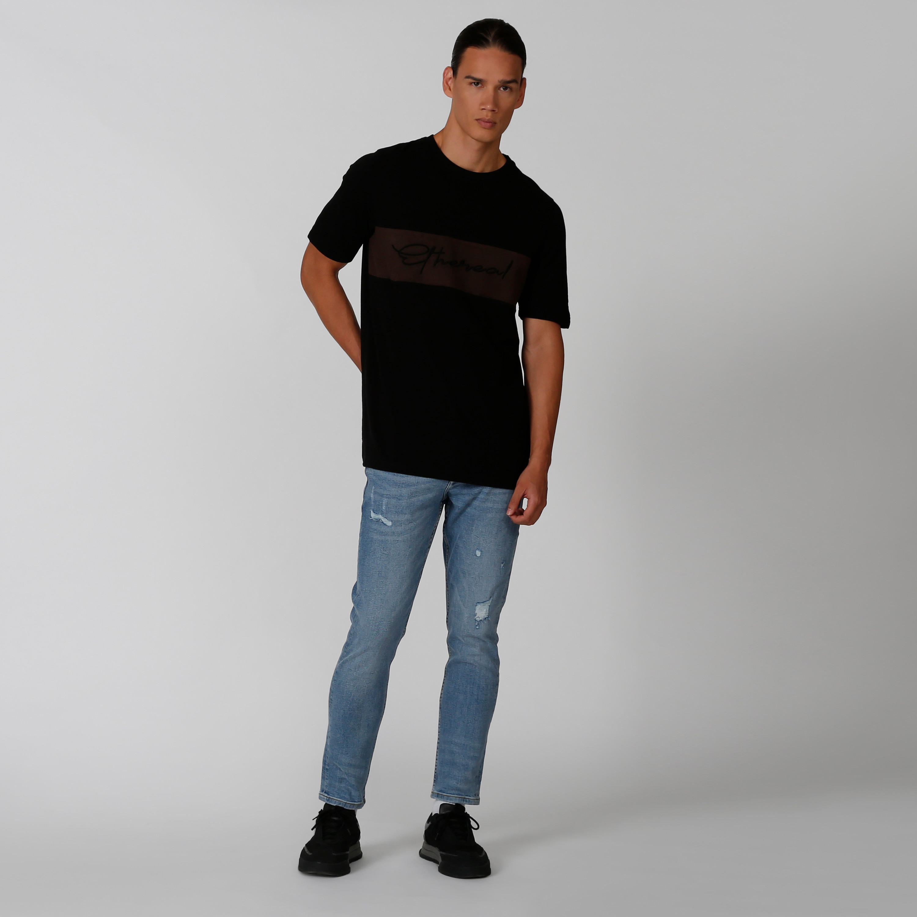 تيشيرت بياقة ضيقة وأكمام قصيرة وطبعات-men-clothing-tshirtsandpolos-tshirts-image-2