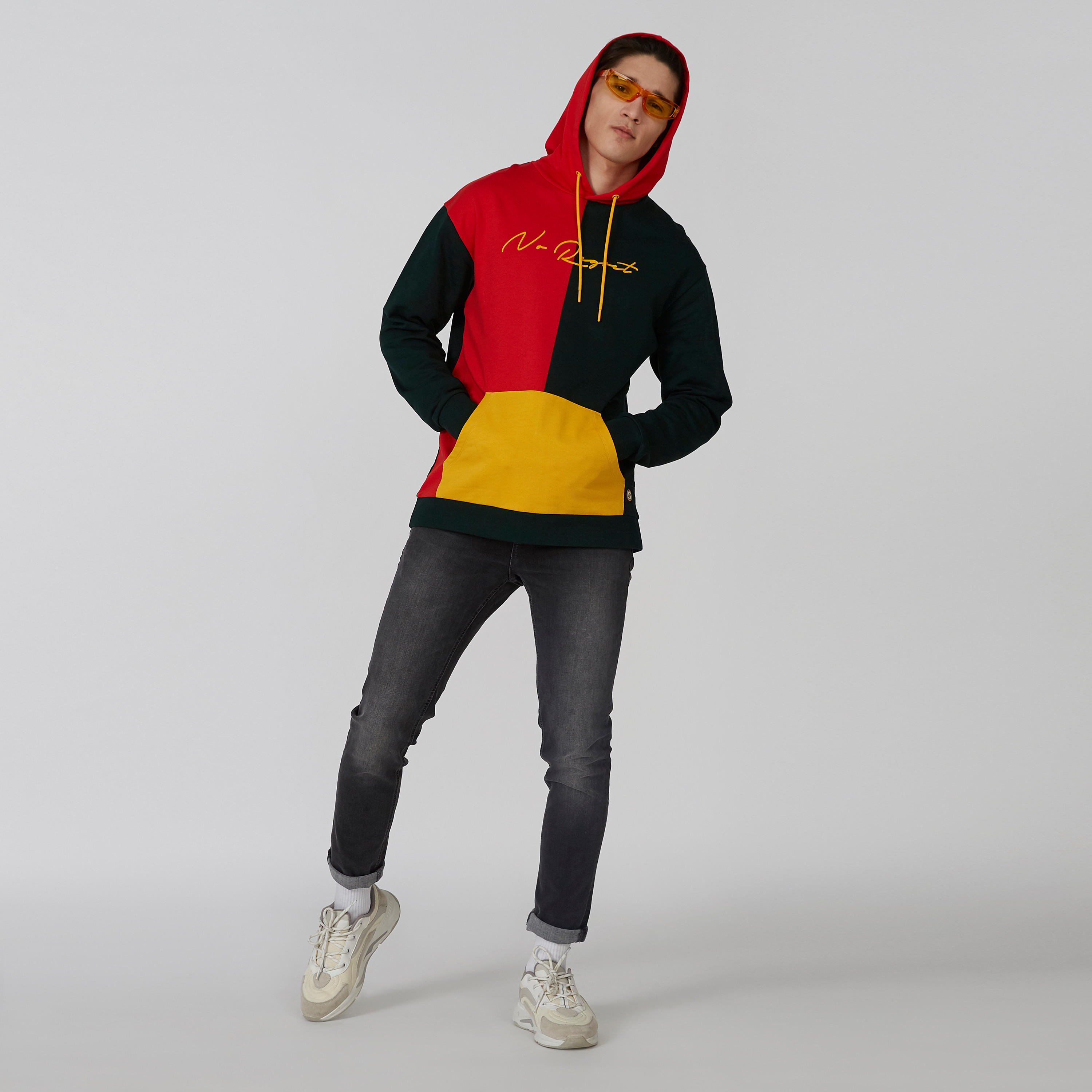 سويت شيرت بقبعة وأكمام طويلة وطبعات-men-winterwear-hoodiesandsweatshirts-image-1