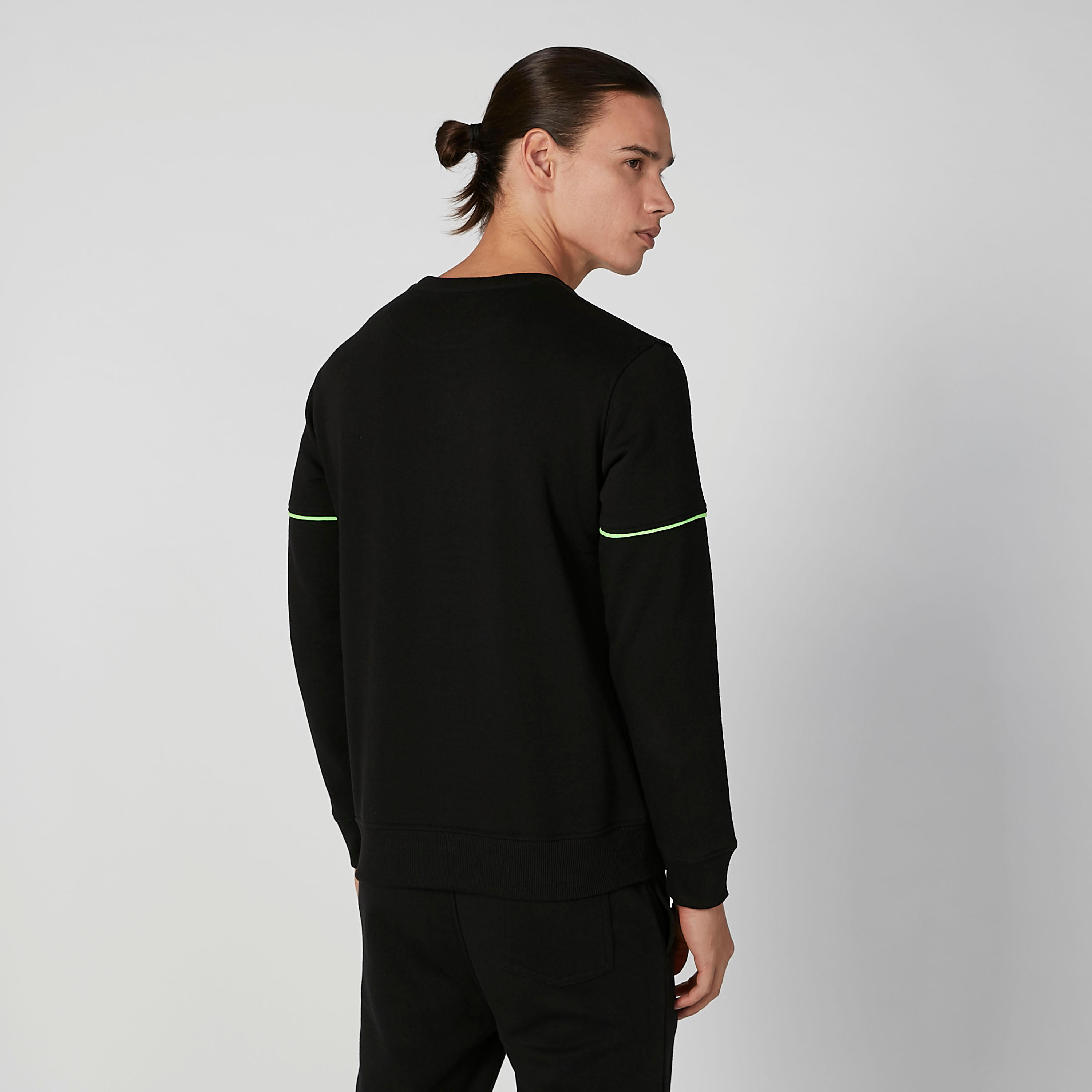 سويت شيرت بياقة مستديرة وأكمام طويلة وطبعات-men-winterwear-hoodiesandsweatshirts-image-2