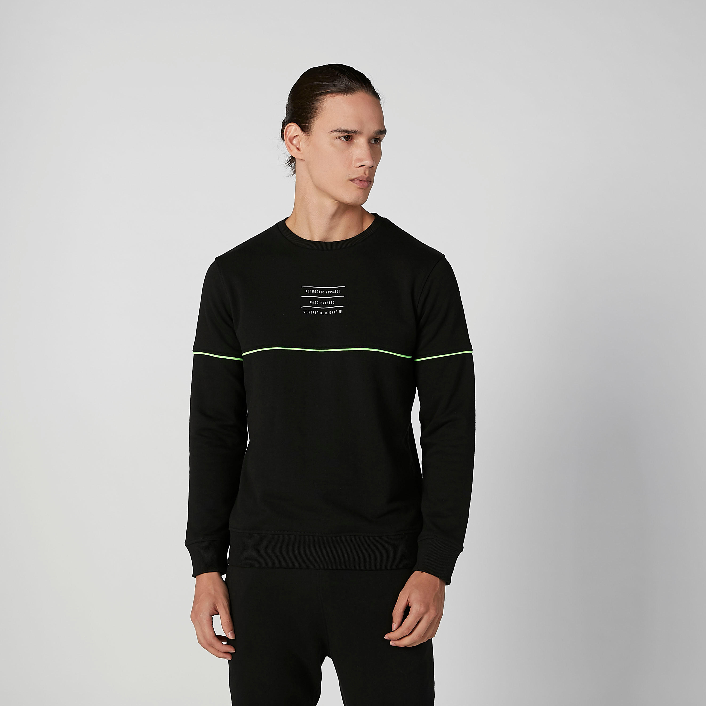 سويت شيرت بياقة مستديرة وأكمام طويلة وطبعات-men-winterwear-hoodiesandsweatshirts-image-1