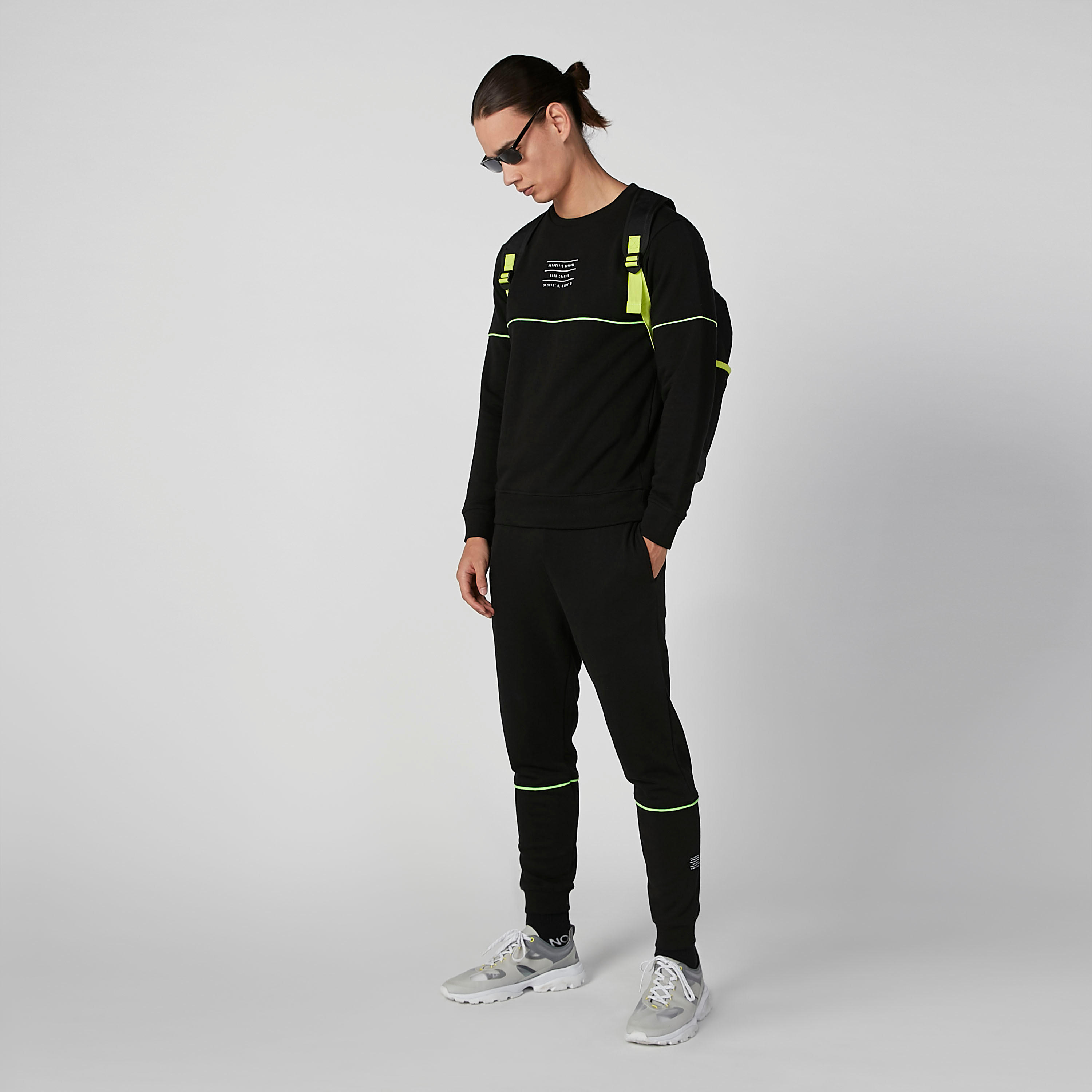 بنطلون رياضي سادة برباط وجيوب-men-clothing-bottoms-joggers-image-3