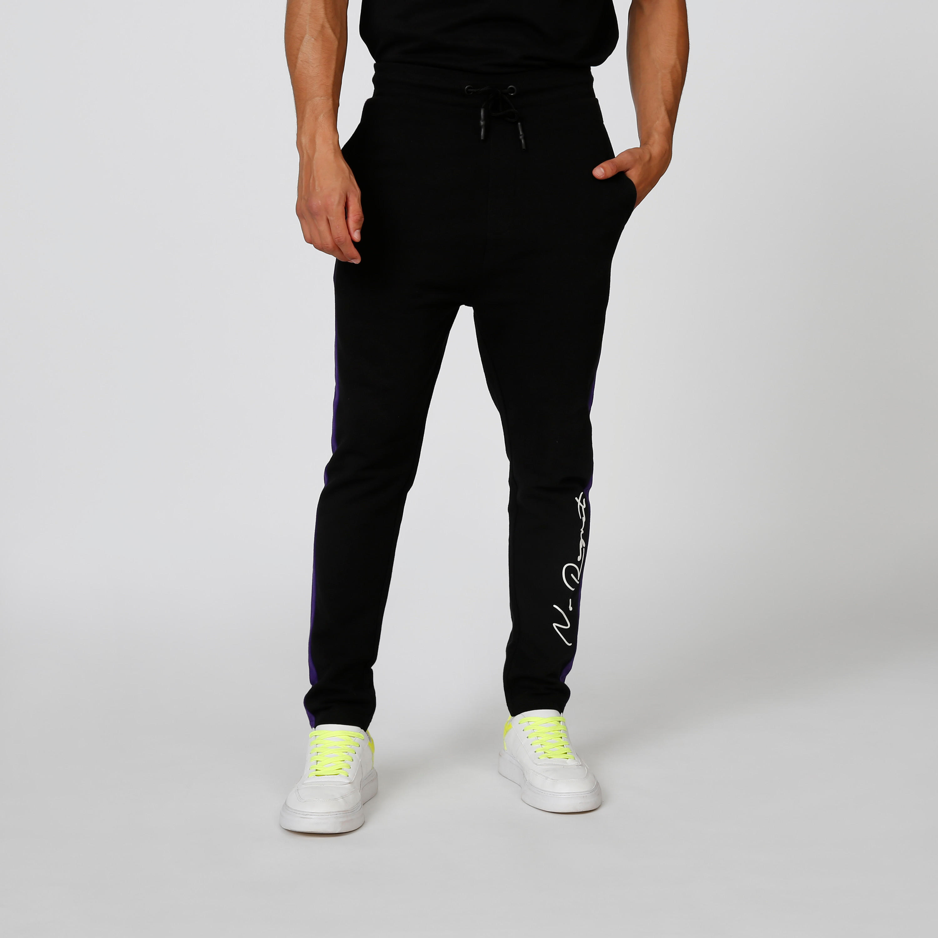 بنطلون رياضي بخصر مطّاطي وجيوب وطبعات-men-clothing-bottoms-joggers-image-1