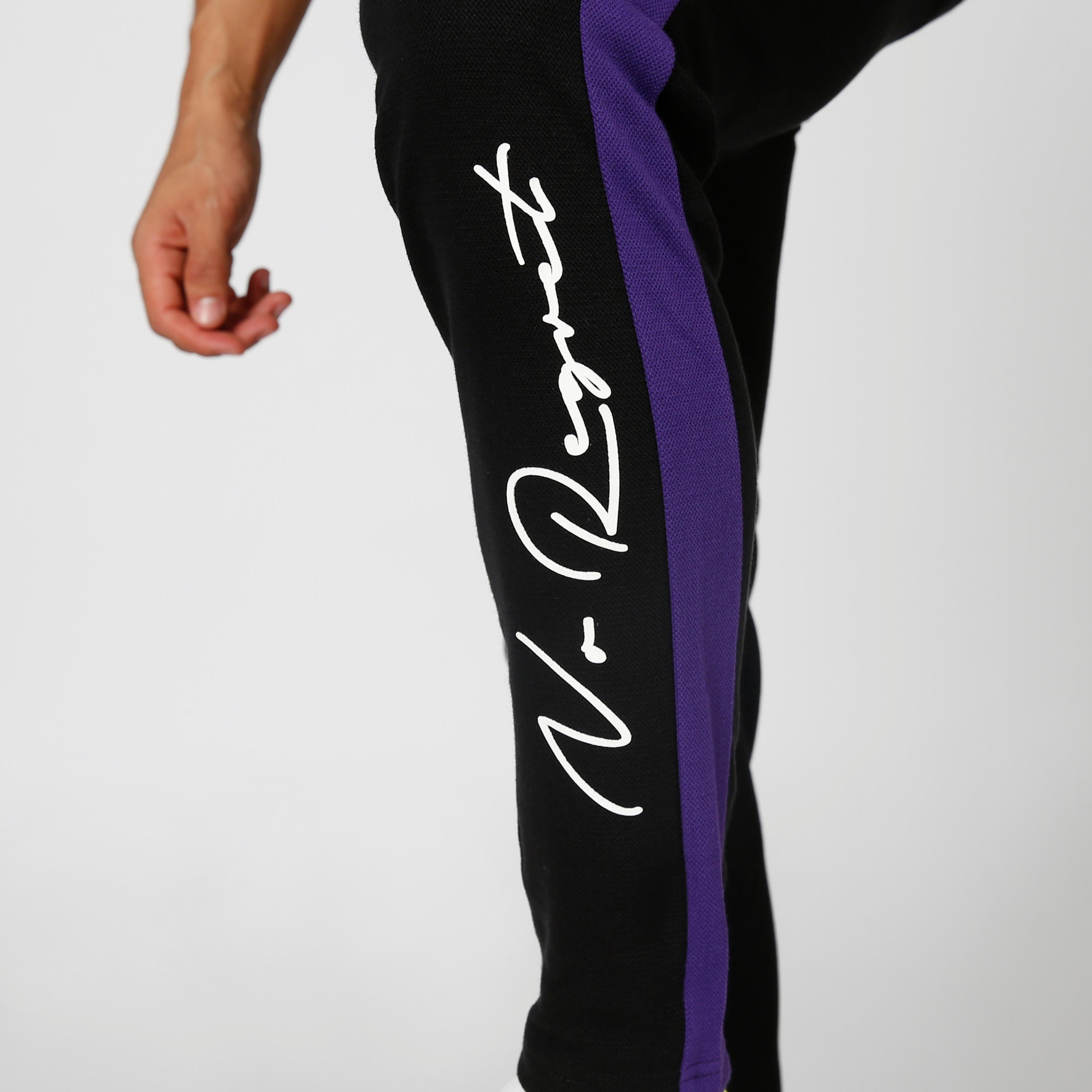 بنطلون رياضي بخصر مطّاطي وجيوب وطبعات-men-clothing-bottoms-joggers-image-2
