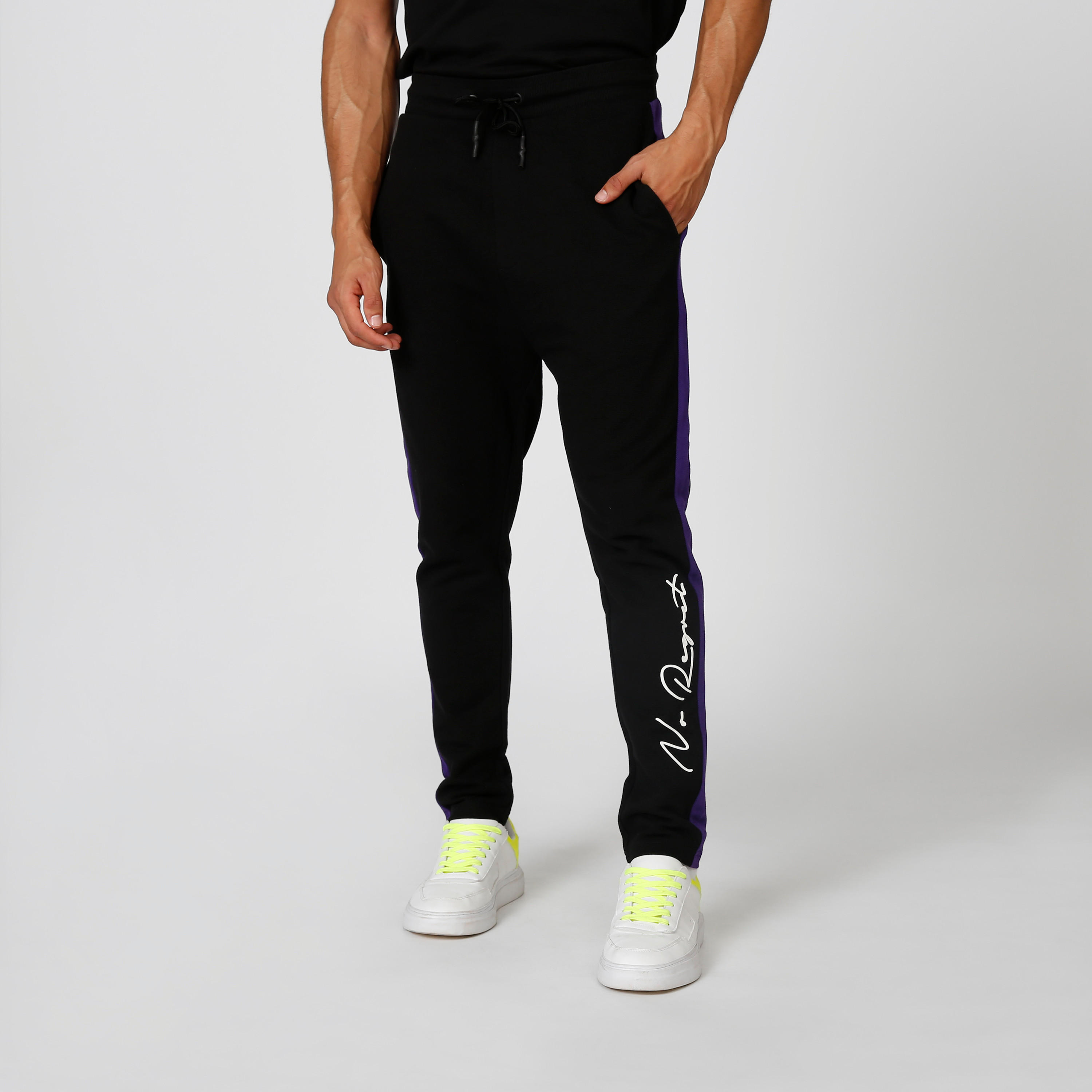 بنطلون رياضي بخصر مطّاطي وجيوب وطبعات-men-clothing-bottoms-joggers-image-4