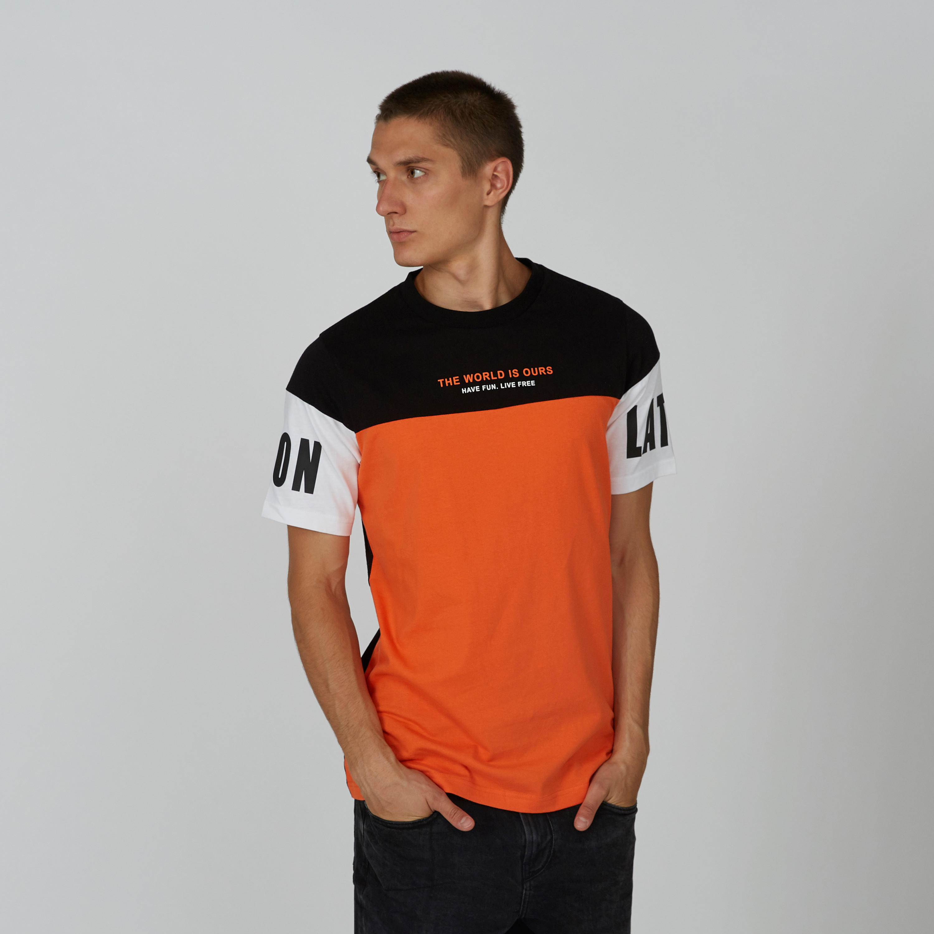 تيشيرت بياقة مستديرة وأكمام قصيرة وطبعات-men-clothing-tshirtsandpolos-tshirts-image-1