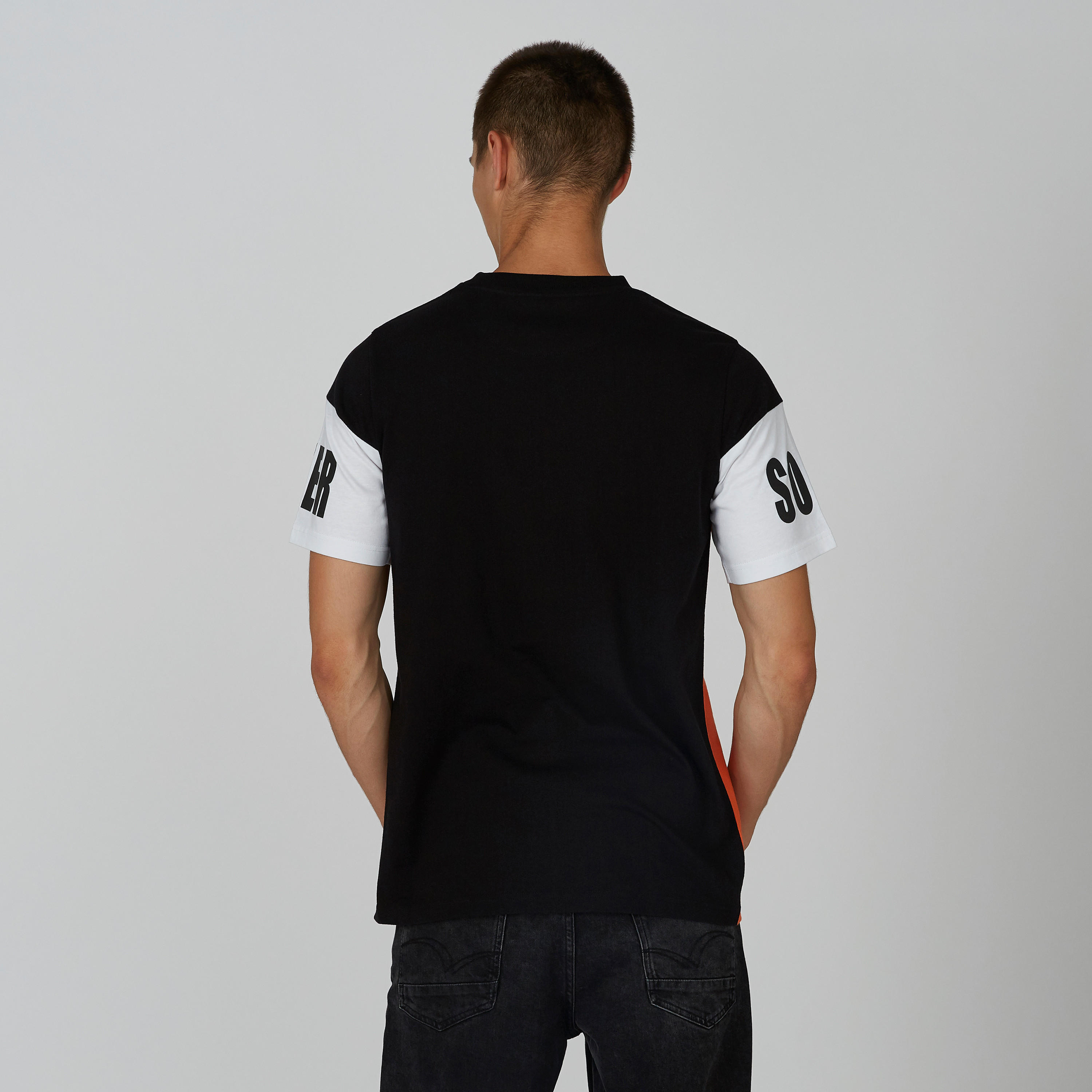 تيشيرت بياقة مستديرة وأكمام قصيرة وطبعات-men-clothing-tshirtsandpolos-tshirts-image-2