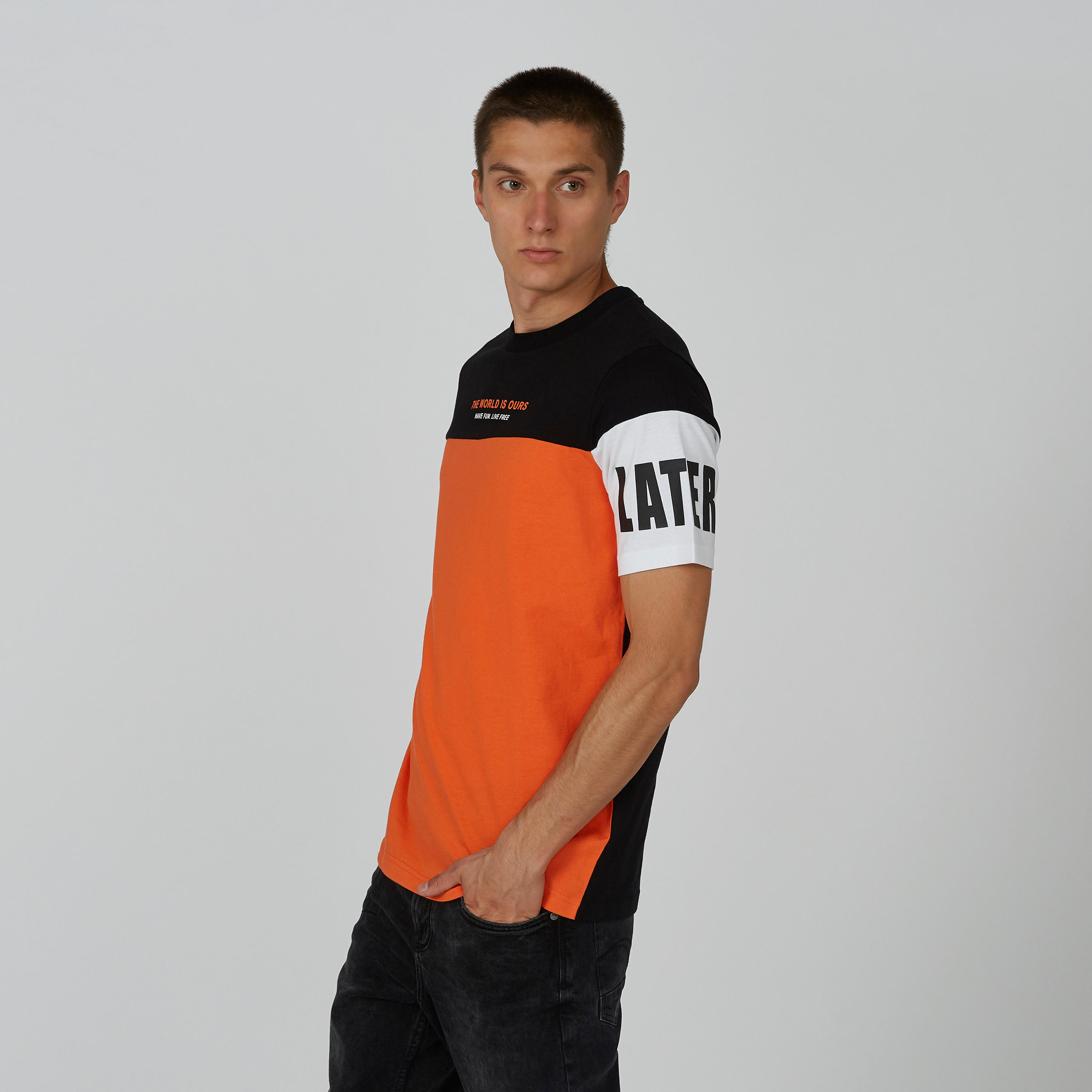 تيشيرت بياقة مستديرة وأكمام قصيرة وطبعات-men-clothing-tshirtsandpolos-tshirts-image-3