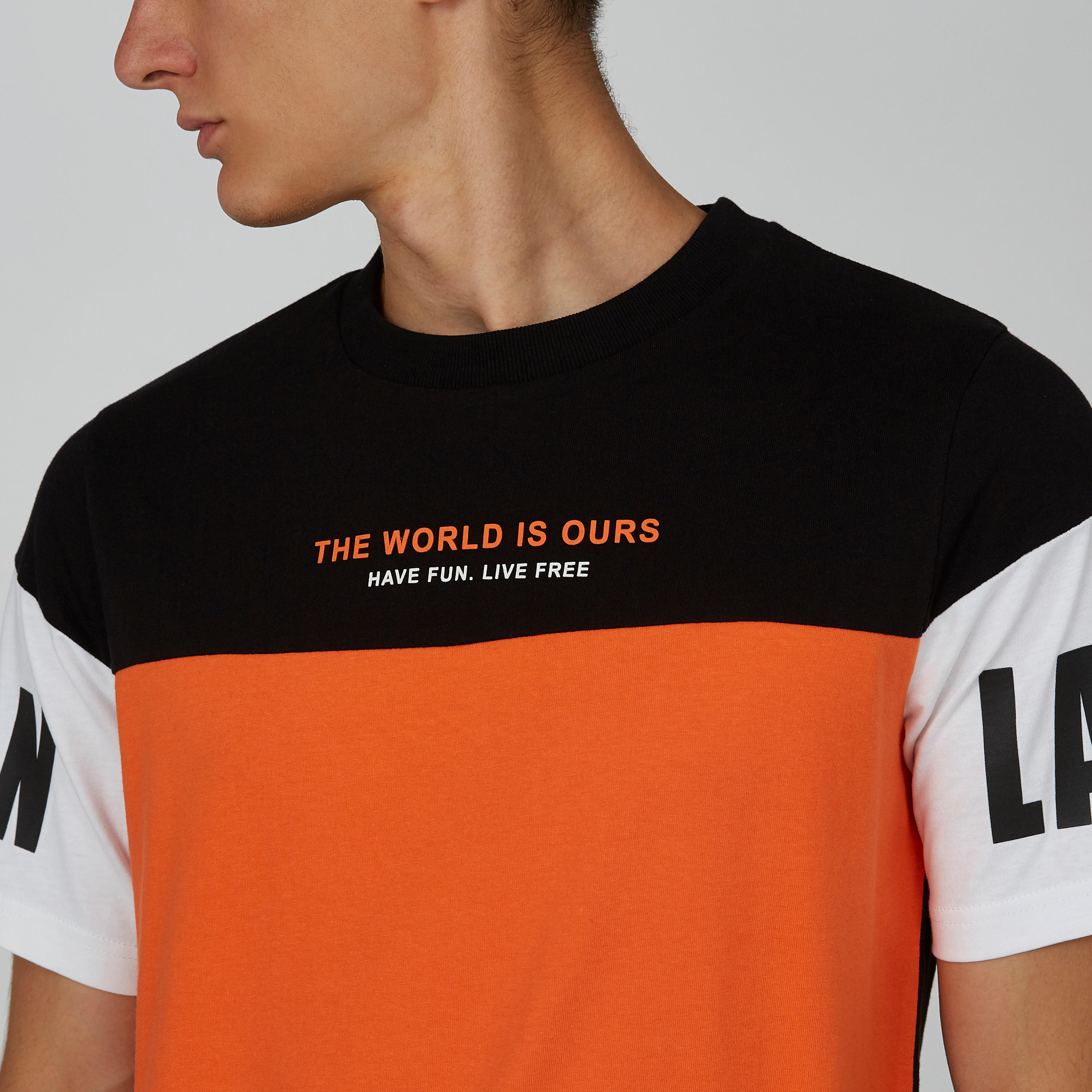 تيشيرت بياقة مستديرة وأكمام قصيرة وطبعات-men-clothing-tshirtsandpolos-tshirts-image-4