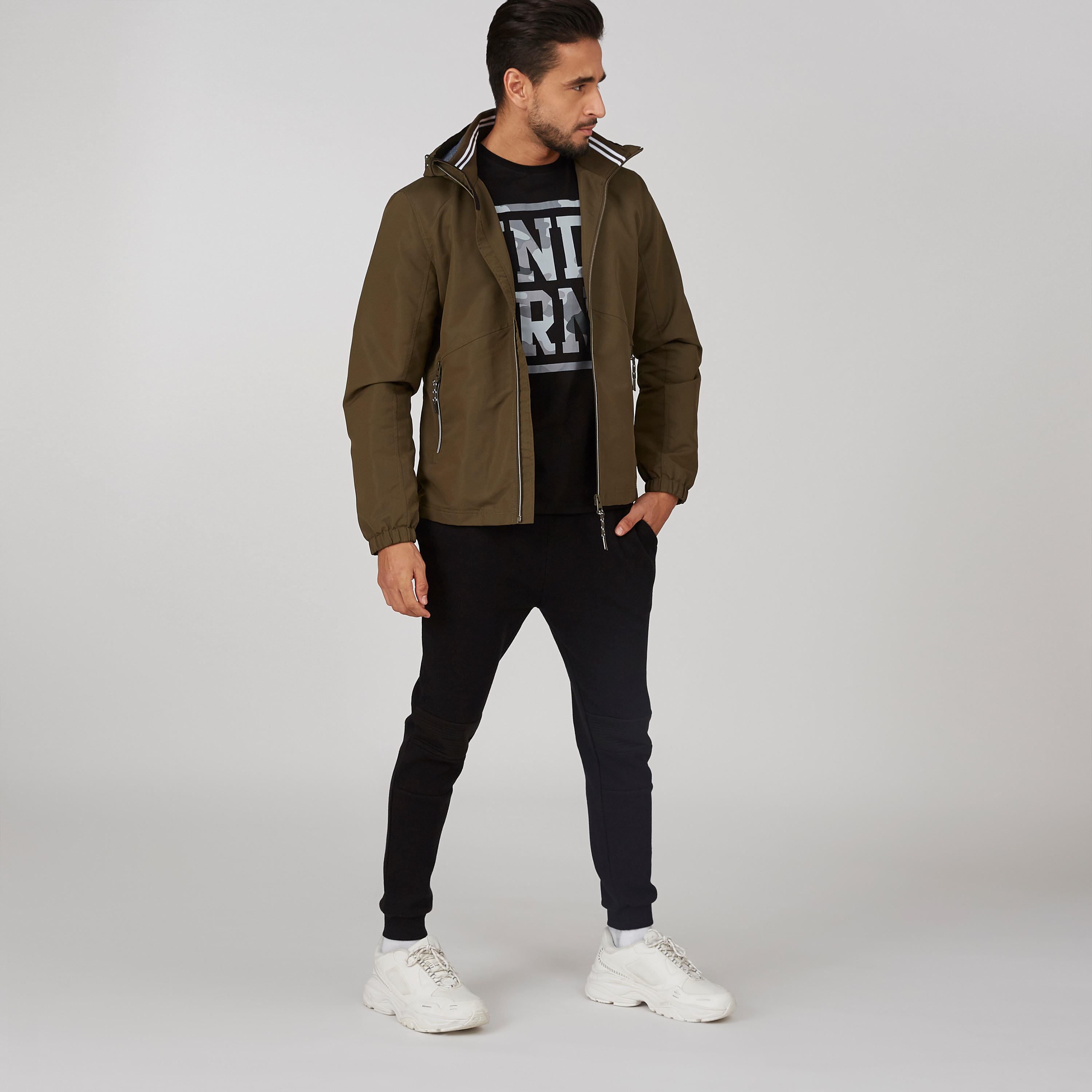 جاكيت سادة بقبّعة وأكمام طويلة وجيوب كنغر-men-clothing-jacketsandblazers-jackets-image-1