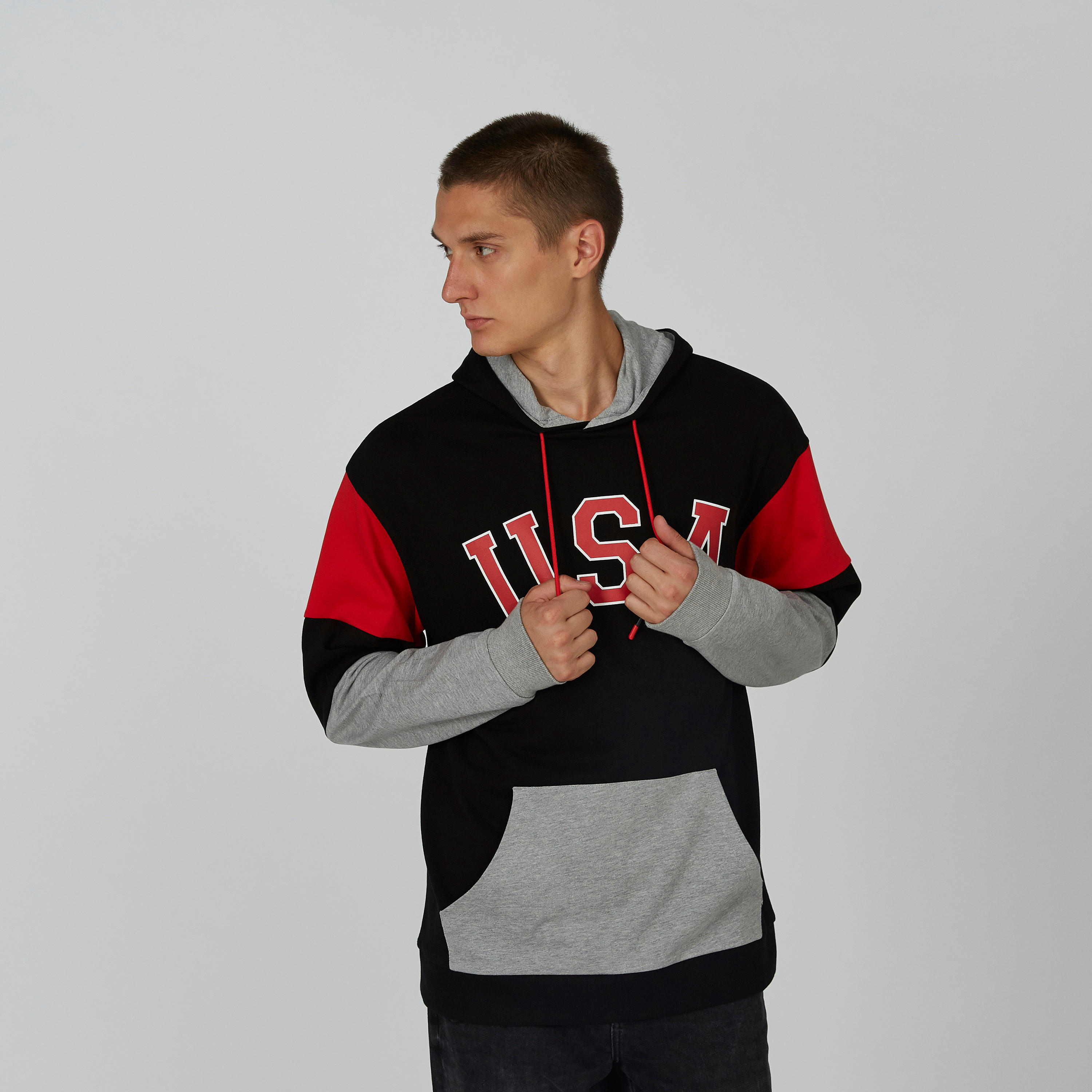 سويت شيرت بنمط كتل الألوان بقبّعة وجيوب كنغر-men-winterwear-hoodiesandsweatshirts-image-1
