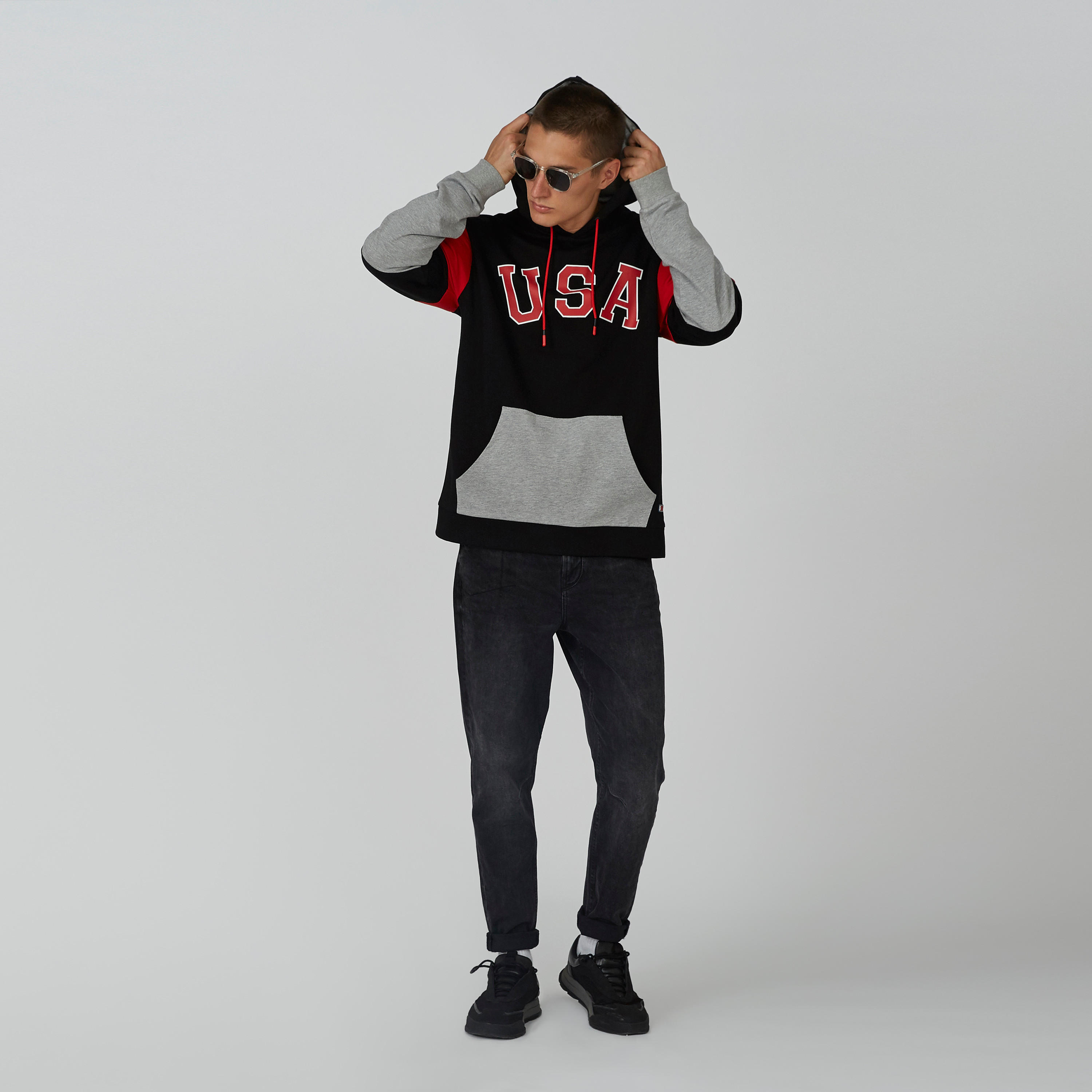 سويت شيرت بنمط كتل الألوان بقبّعة وجيوب كنغر-men-winterwear-hoodiesandsweatshirts-image-4