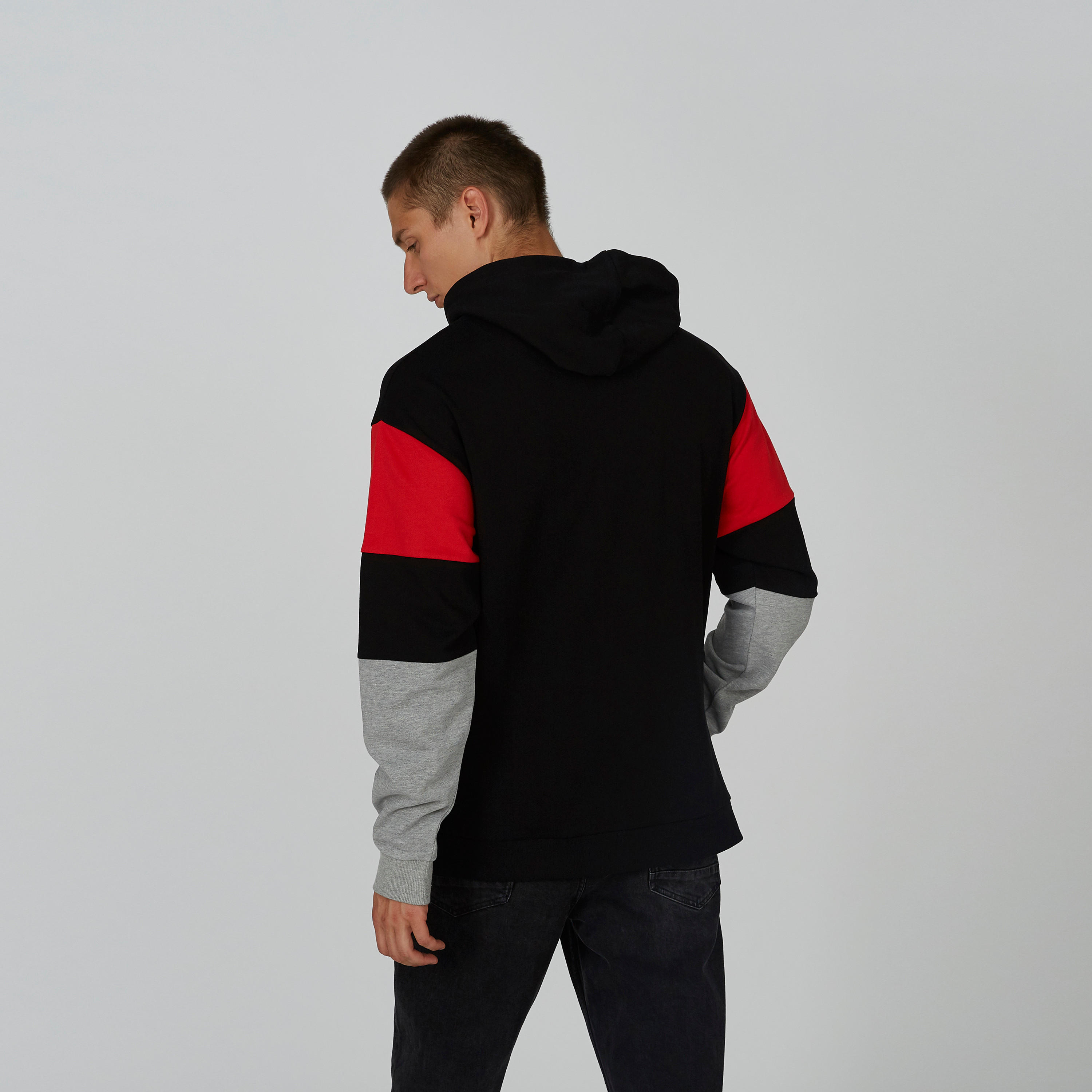سويت شيرت بنمط كتل الألوان بقبّعة وجيوب كنغر-men-winterwear-hoodiesandsweatshirts-image-3