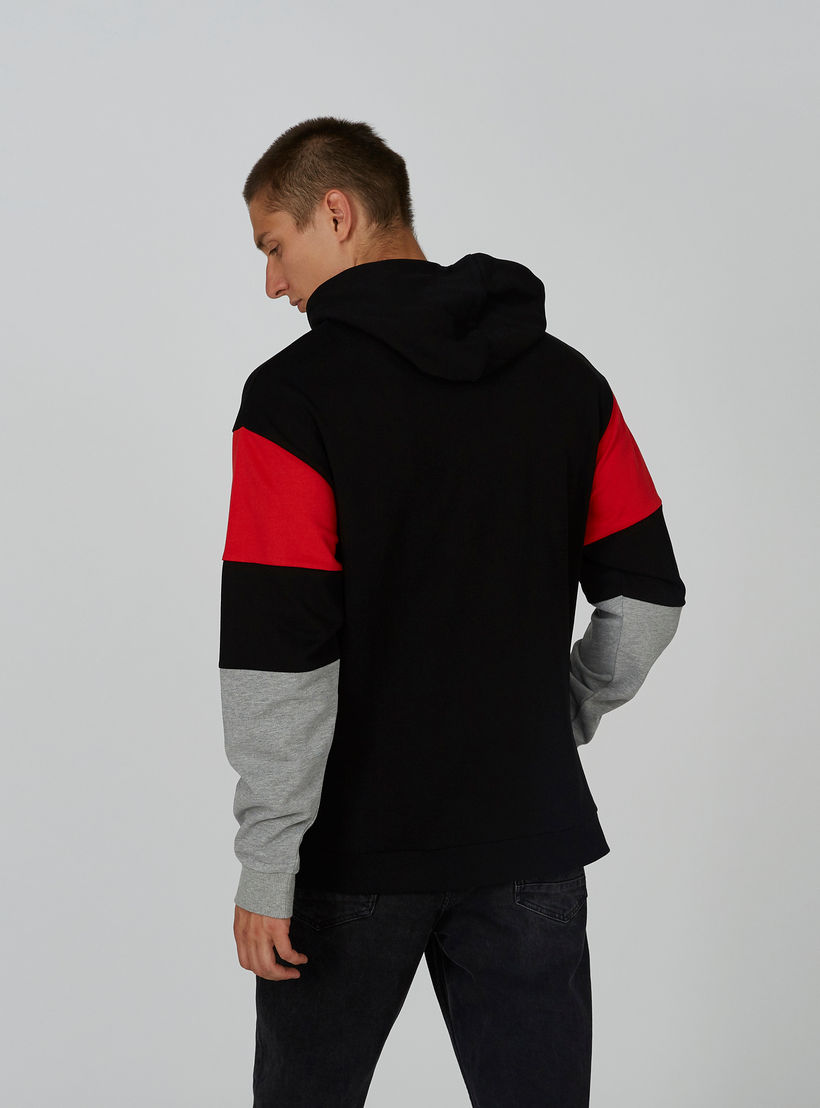سويت شيرت بنمط كتل الألوان بقبّعة وجيوب كنغر-men-winterwear-hoodiesandsweatshirts-image-3