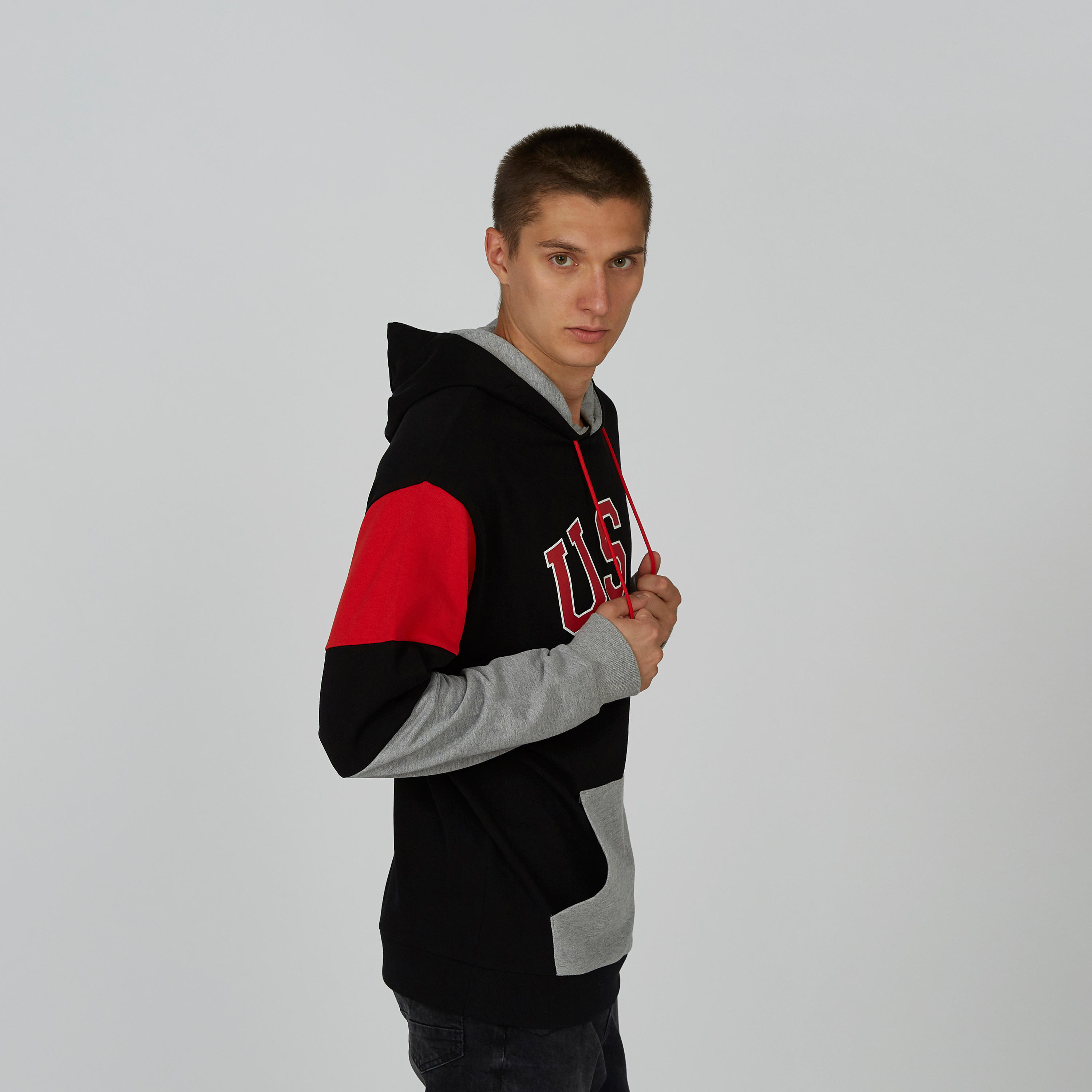 سويت شيرت بنمط كتل الألوان بقبّعة وجيوب كنغر-men-winterwear-hoodiesandsweatshirts-image-4