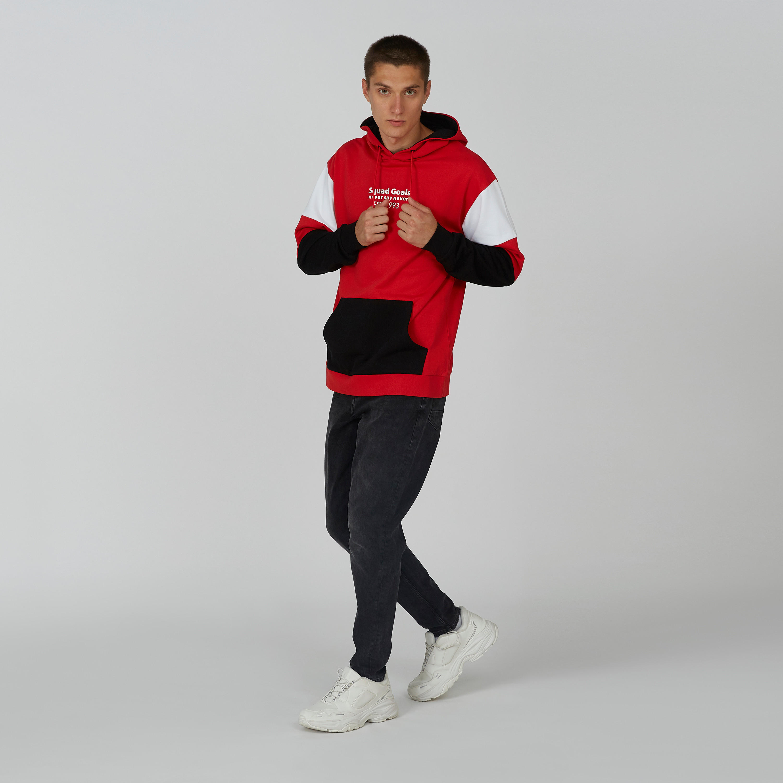 سويت شيرت بقبعة وأكمام طويلة وطبعات-men-winterwear-hoodiesandsweatshirts-image-1
